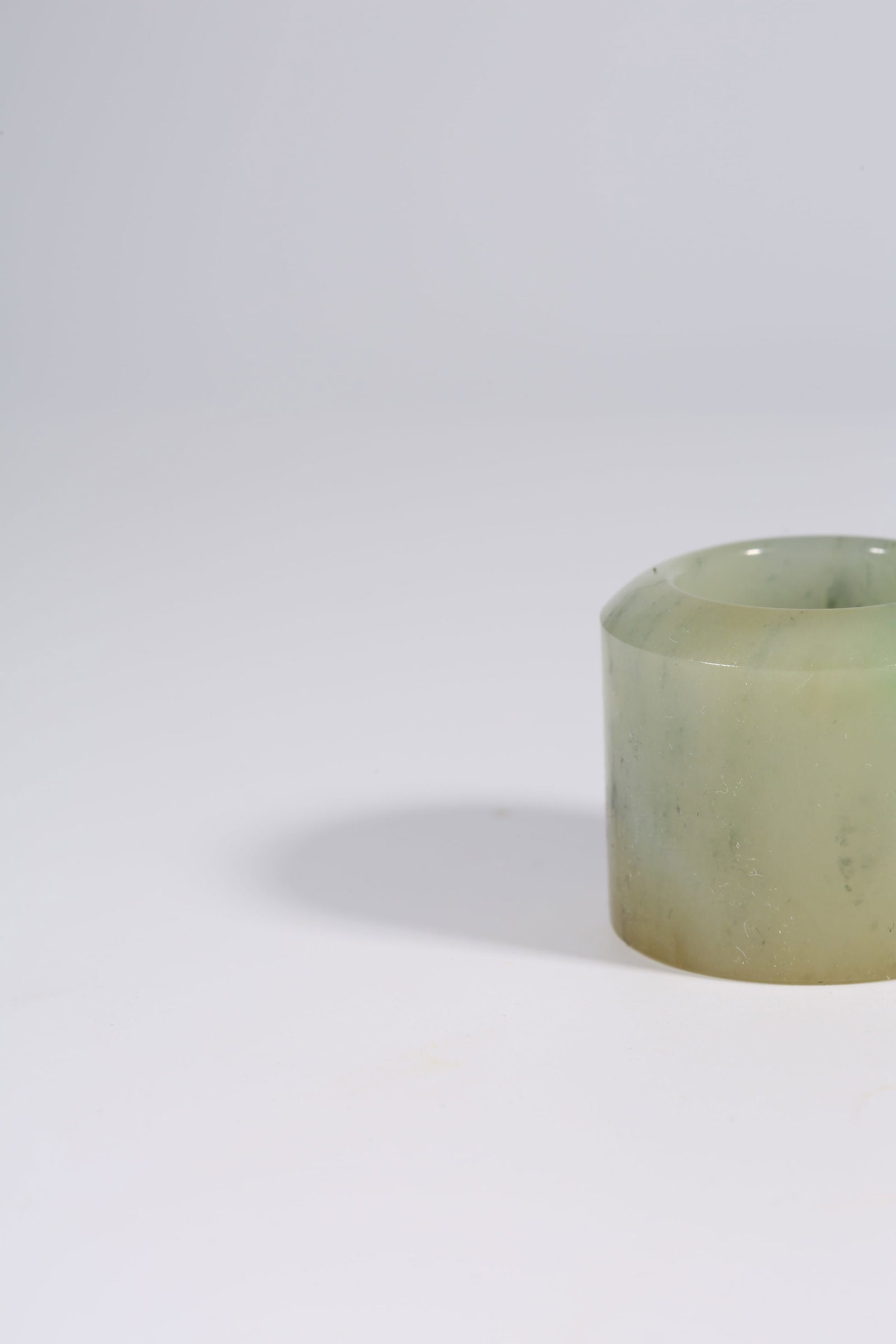 A JADEITE THUMB RING - 7