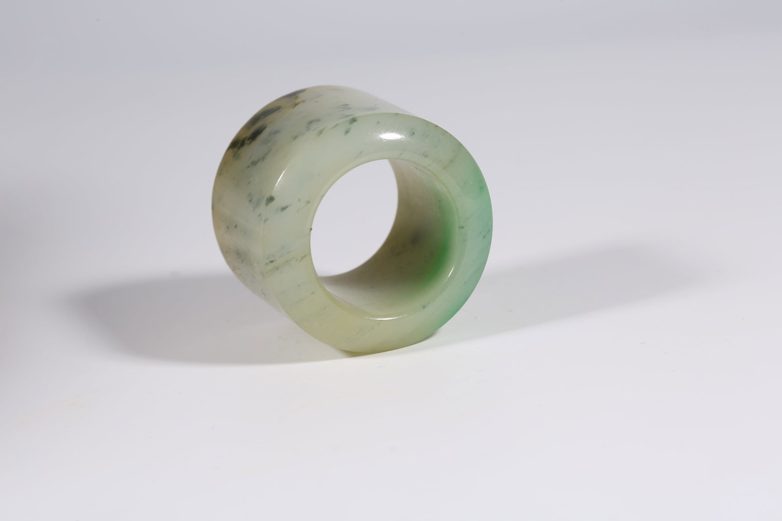 A JADEITE THUMB RING - 8