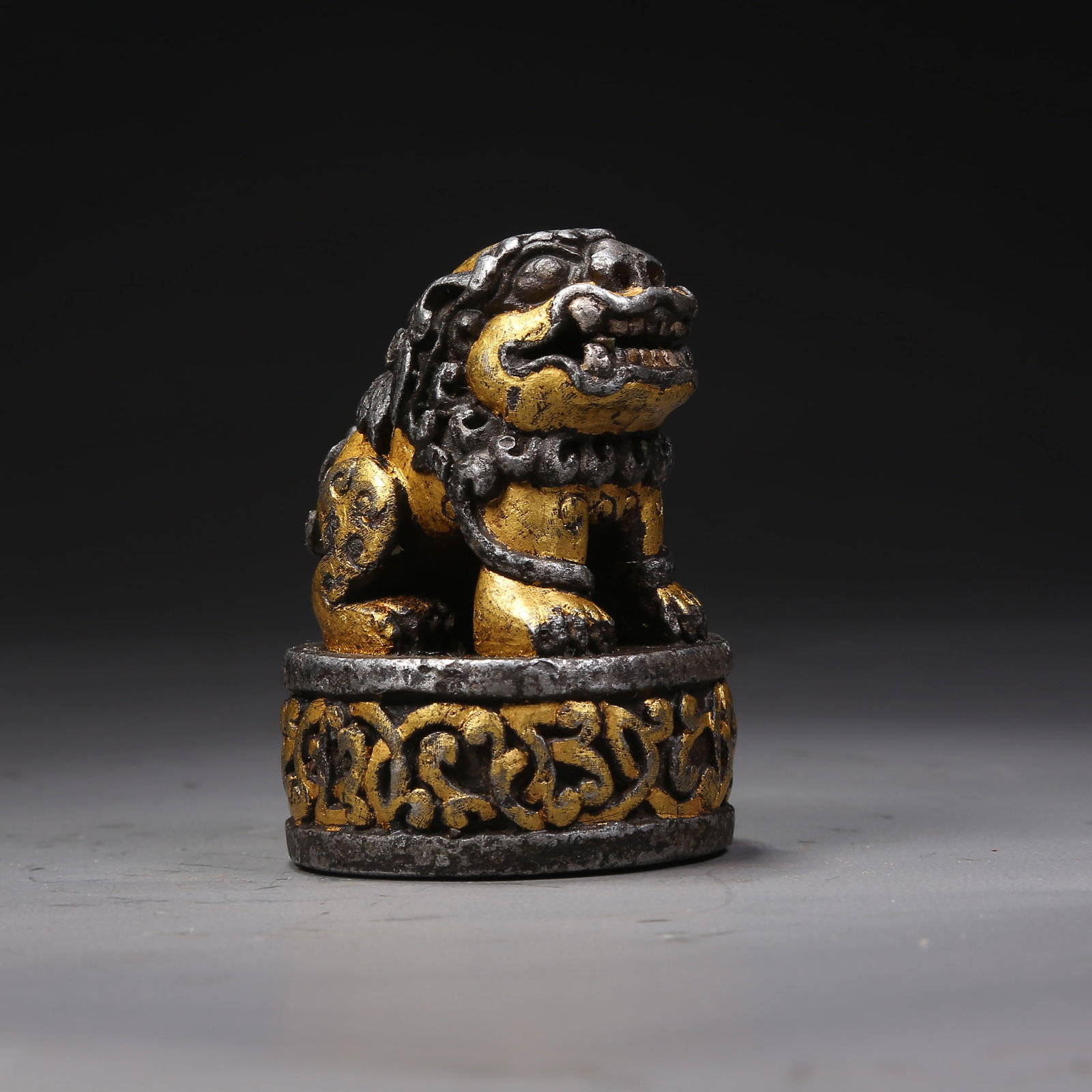 A IRON SEAL WITH GOLD OVERLAY AND LION KNOB: Iron seal with gold overlay and lion knob