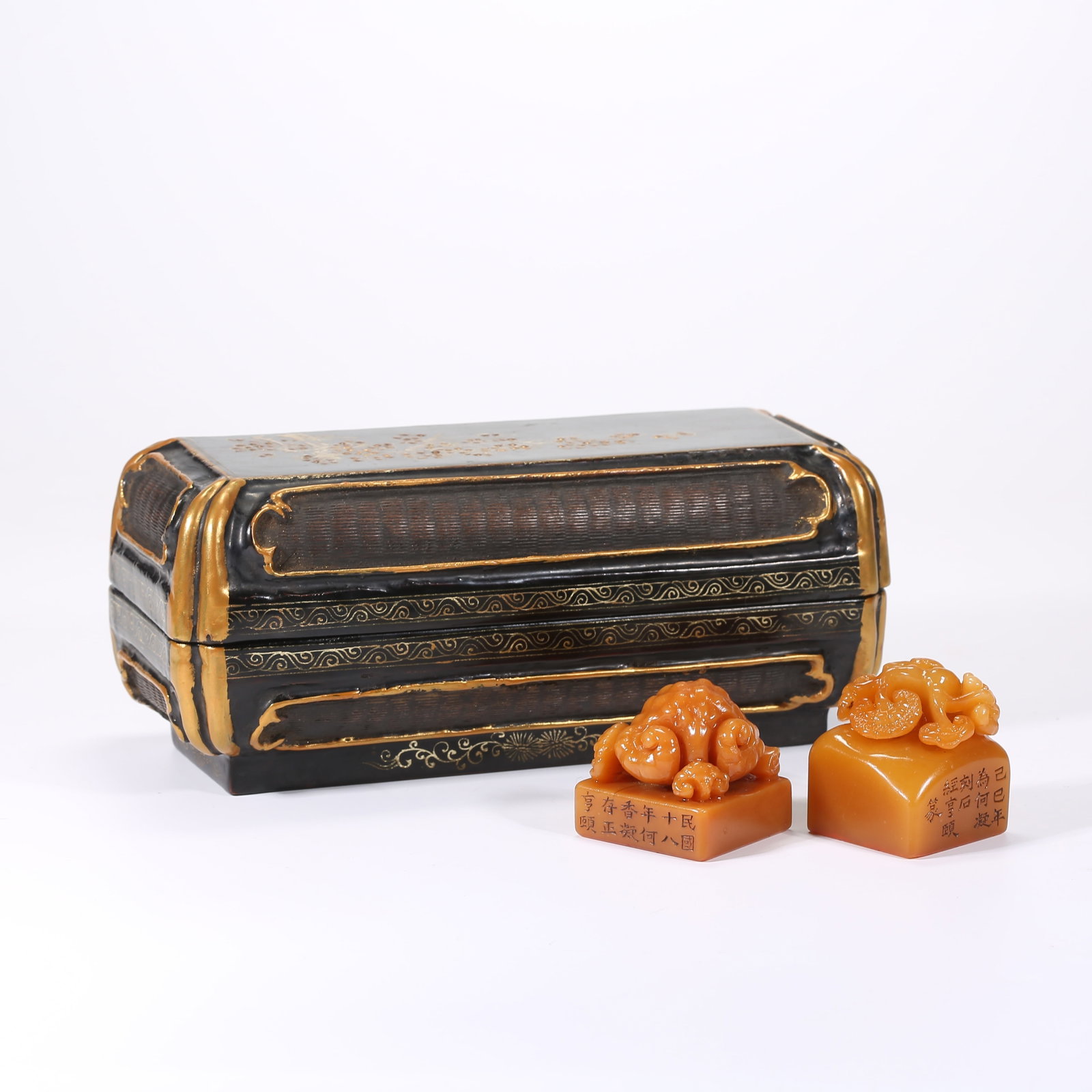A PAIR OF SHOUSHAN TIANHUANG STONE SEALS WITH LINGZHI FINIALS: Pair of Shoushan Tianhuang stone seals with lingzhi finials