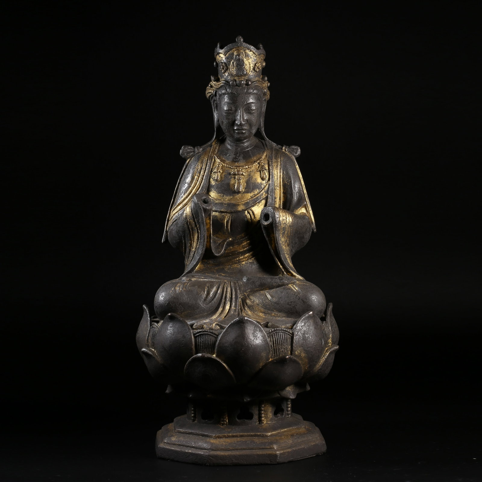 A GILT-BRONZE SEATED GUANYIN BODHISATTVA STATUE: Gilt-Bronze Seated Guanyin Bodhisattva Statue