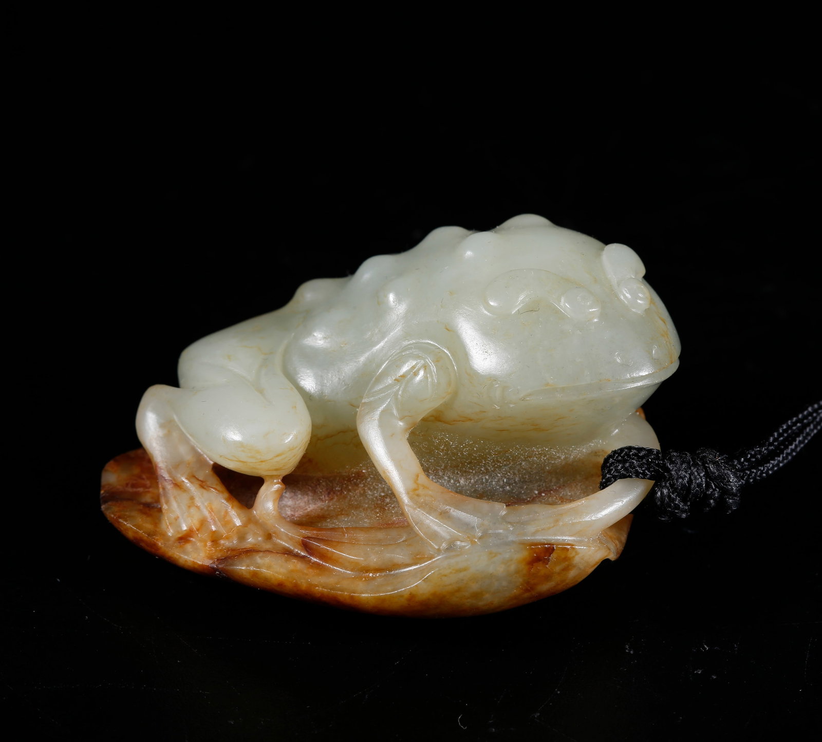 A HETIAN JADE CARVED TRIPOD GOLDEN TOAD HAND ORNAMENT: Hetian Jade Carved Tripod Golden Toad Hand Ornament