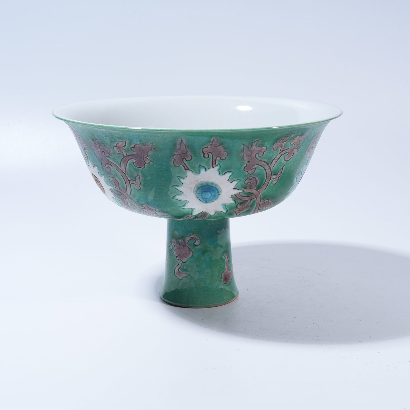 A WUCAI HIGH-FOOT BOWL WITH INTERTWINING FLORAL SCROLLS (1 of 10)
