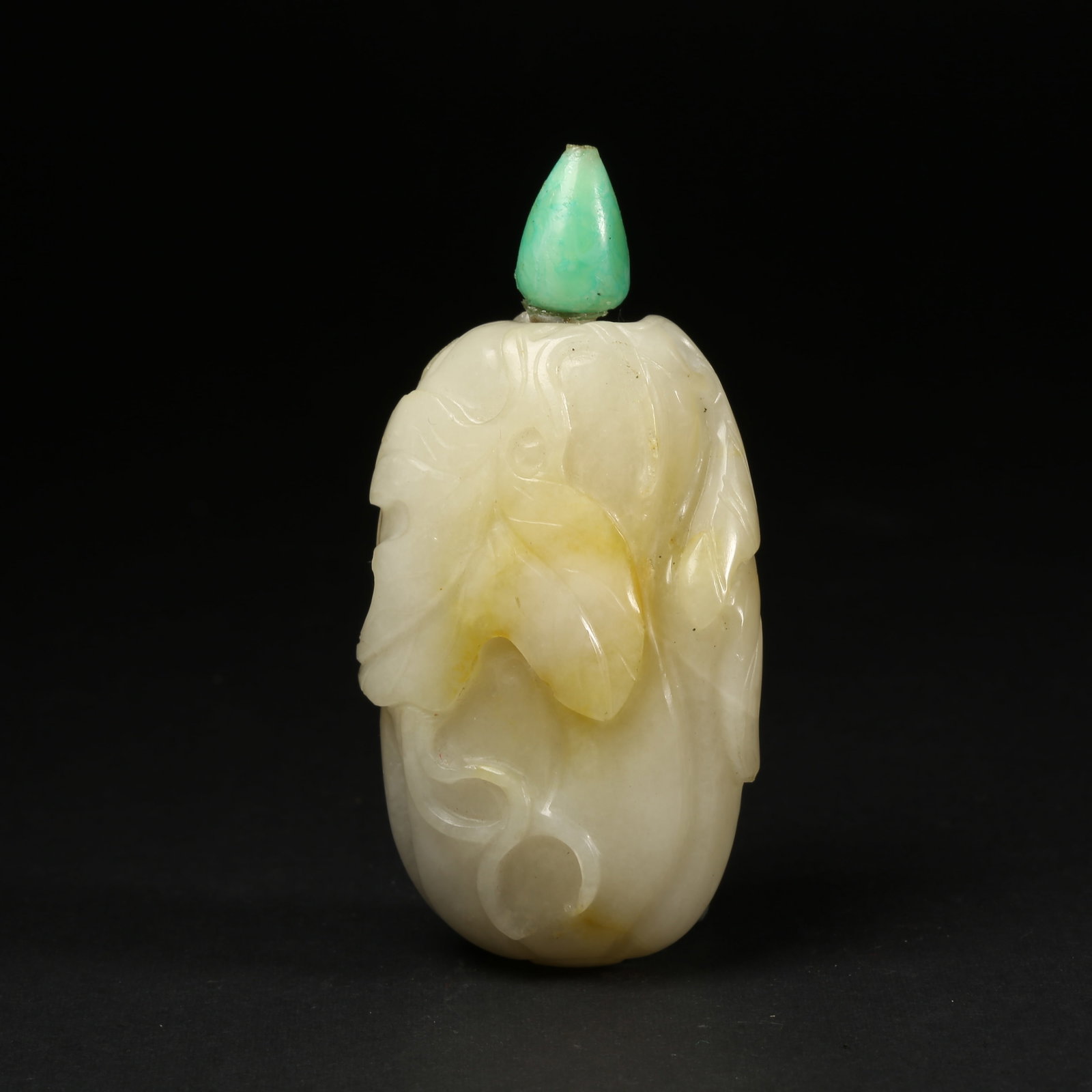 A HETIAN JADE SNUFF BOTTLE IN AUSPICIOUS FRUIT FORM (1 of 8)