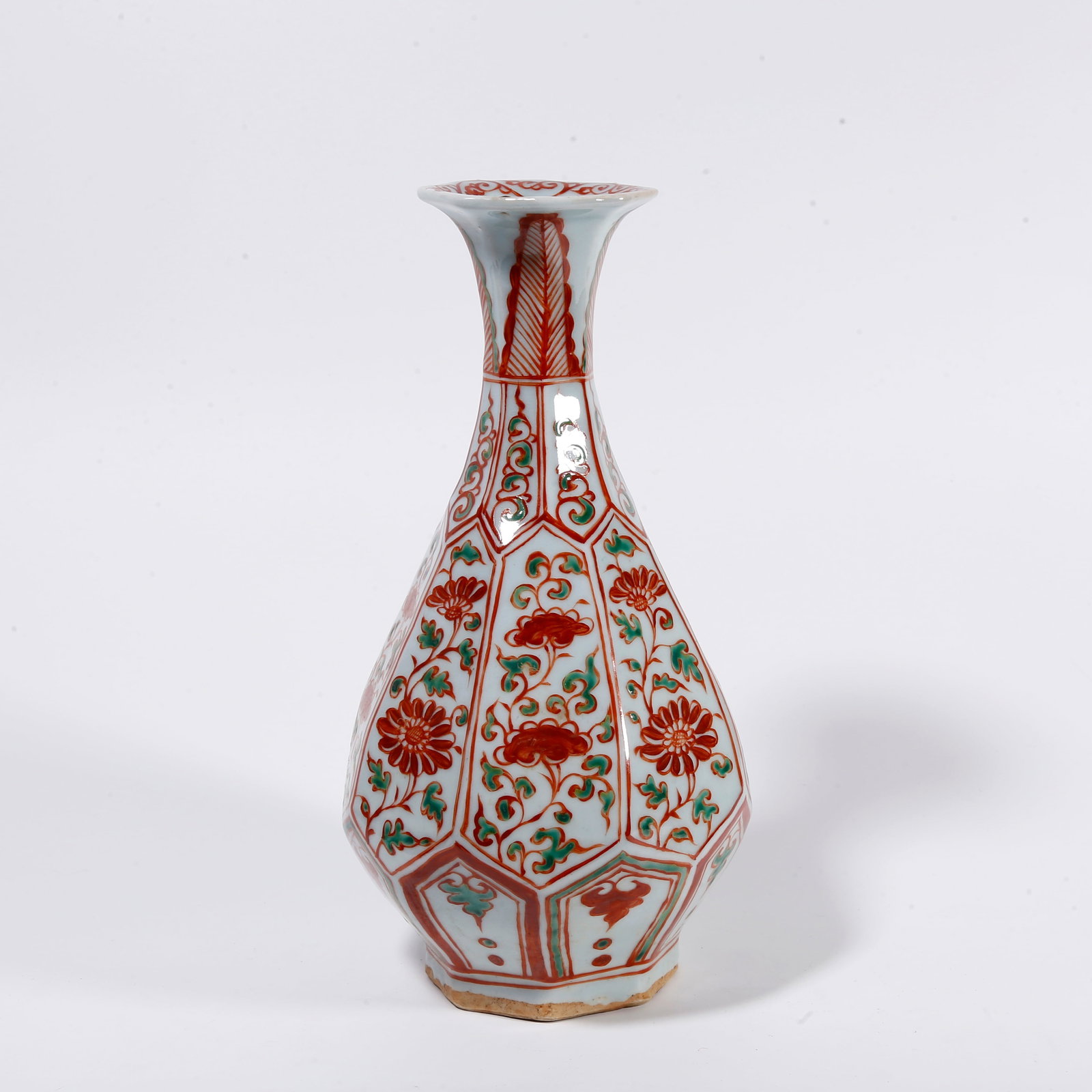A DOUCAI PEAR-SHAPED VASE WITH INTERLOCKING FLORAL PATTERN: Doucai Pear-shaped Vase with Interlocking Floral Pattern