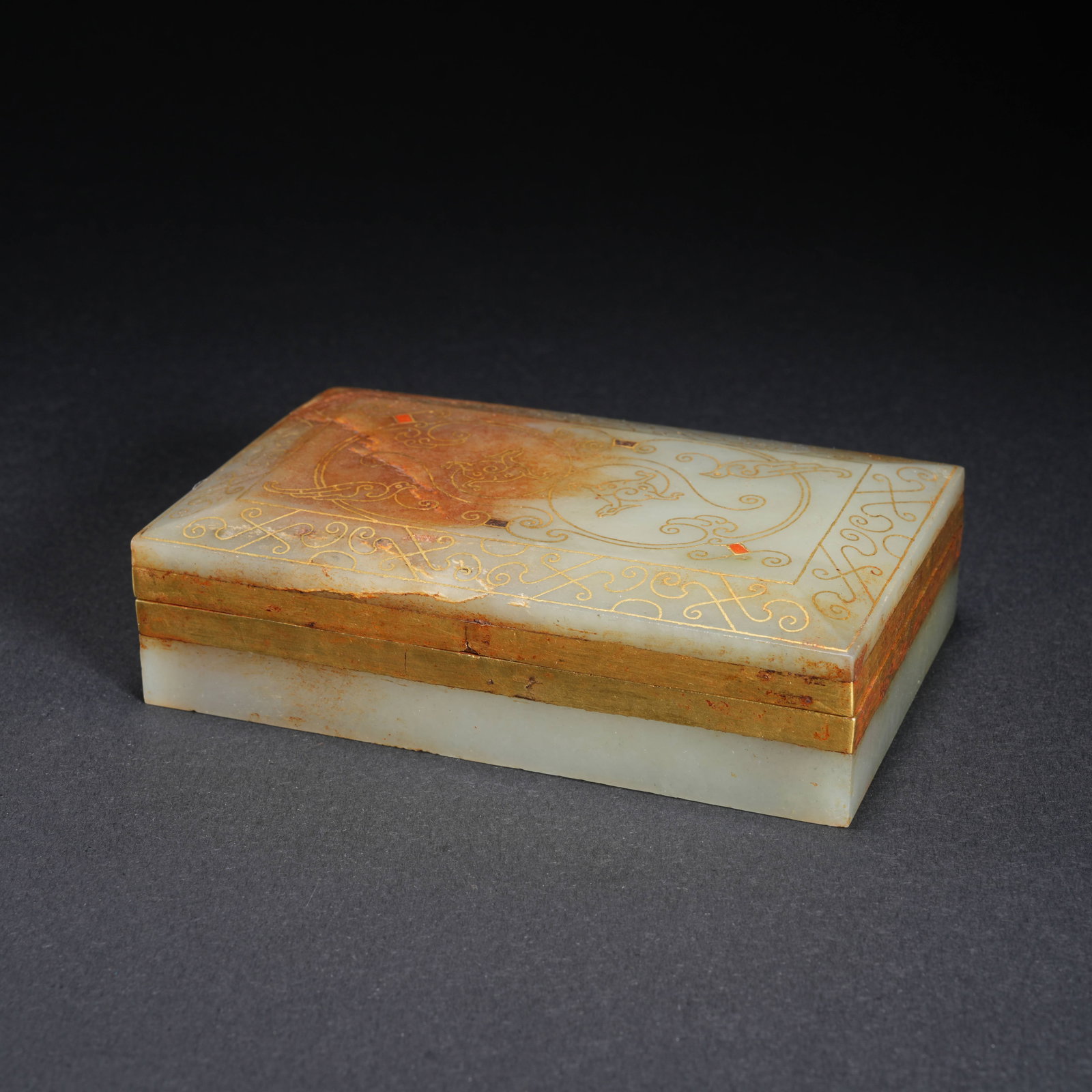 A HETIAN JADE GILT-INLAID RECTANGULAR COVERED BOX: Hetian Jade Gilt-Inlaid Rectangular Covered Box