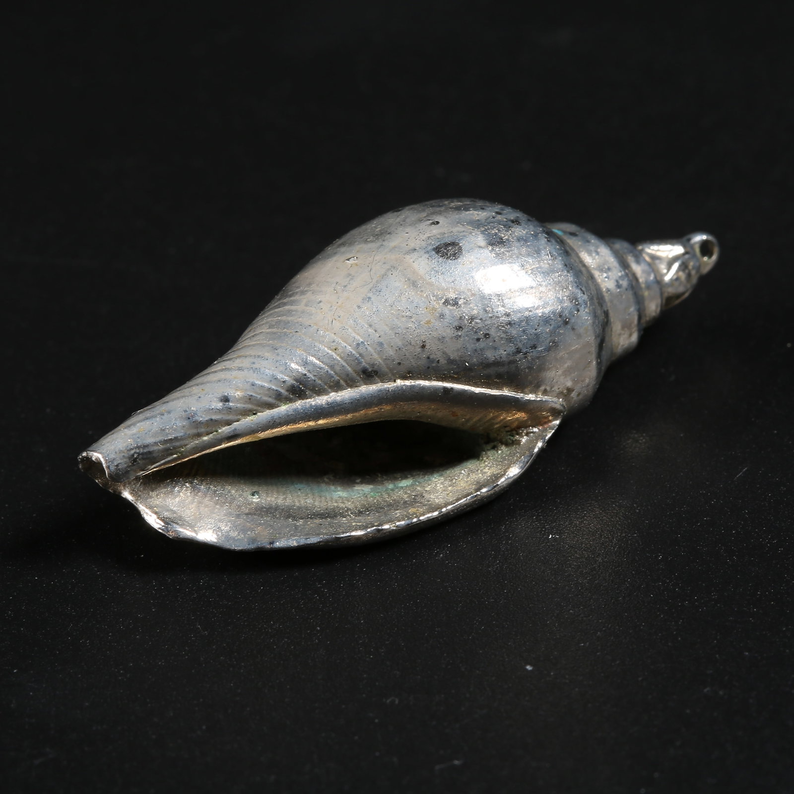 A SILVER CONCH PENDANT: Silver Conch Pendant