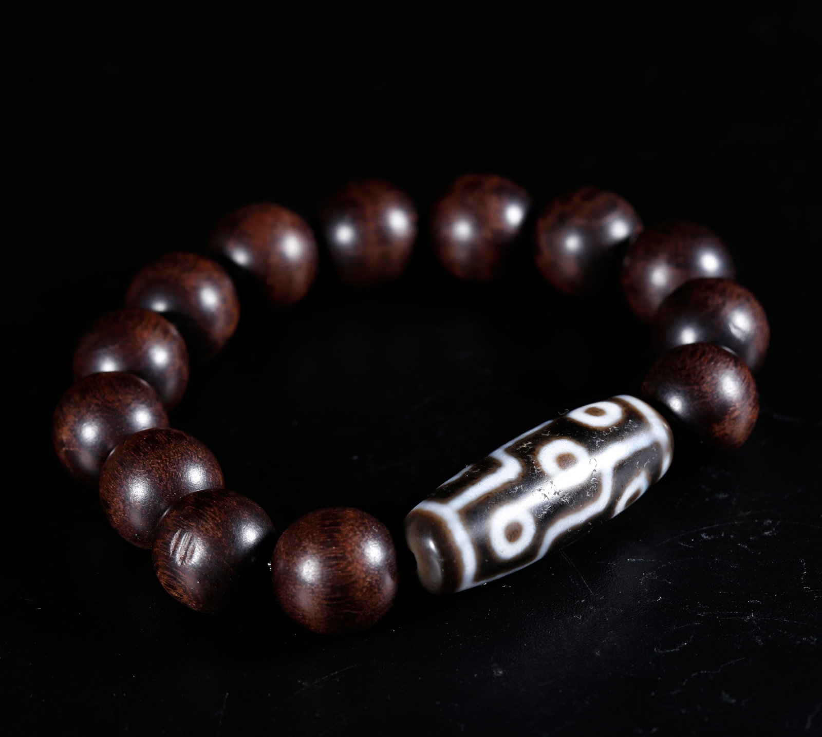 A RED SANDALWOOD CARVED BRACELET: Red Sandalwood Carved Bracelet