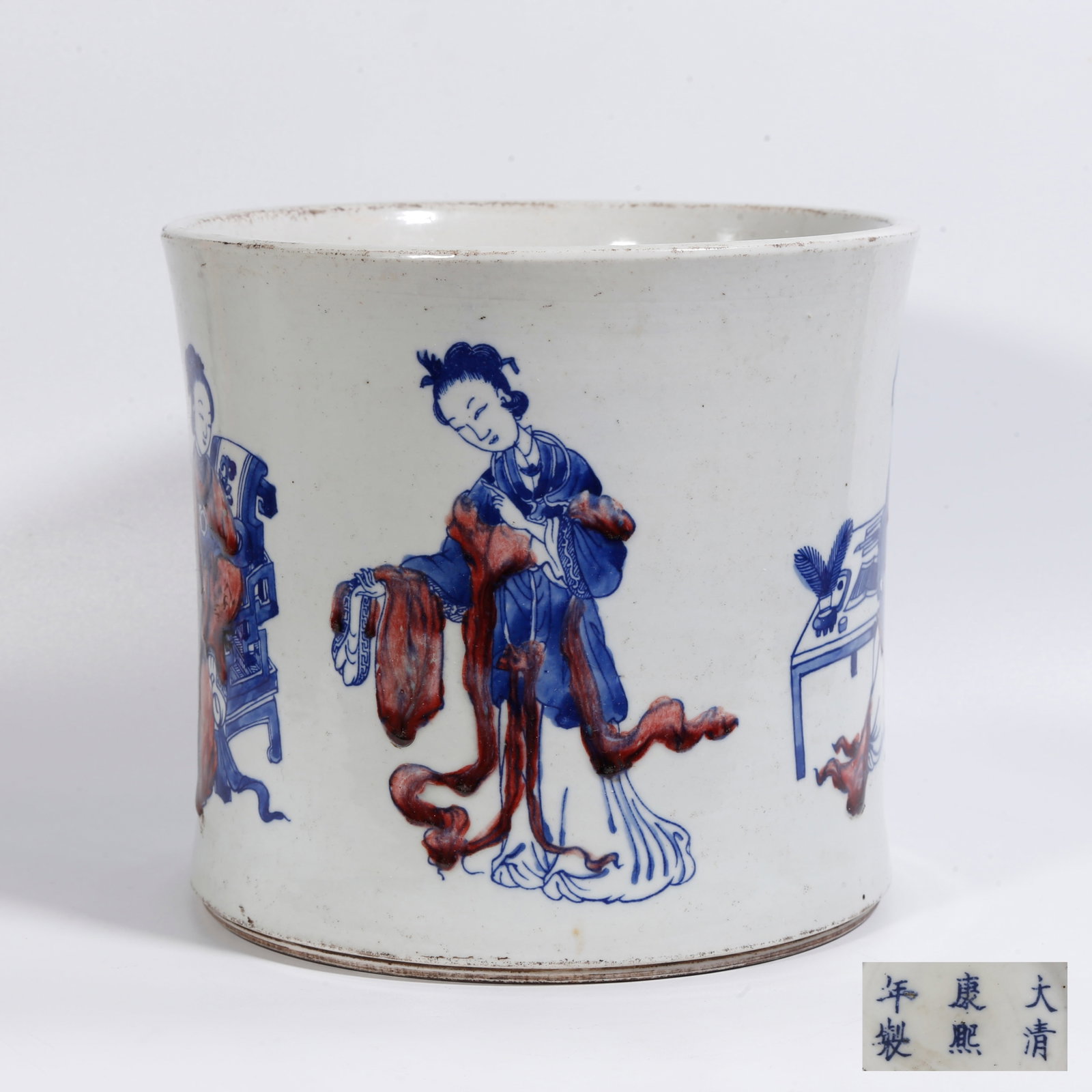 A BLUE-AND-WHITE UNDERGLAZE-RED BRUSH POT WITH COURT LADY MOTIF: Blue-and-White Underglaze-Red Brush Pot with Court Lady Motif