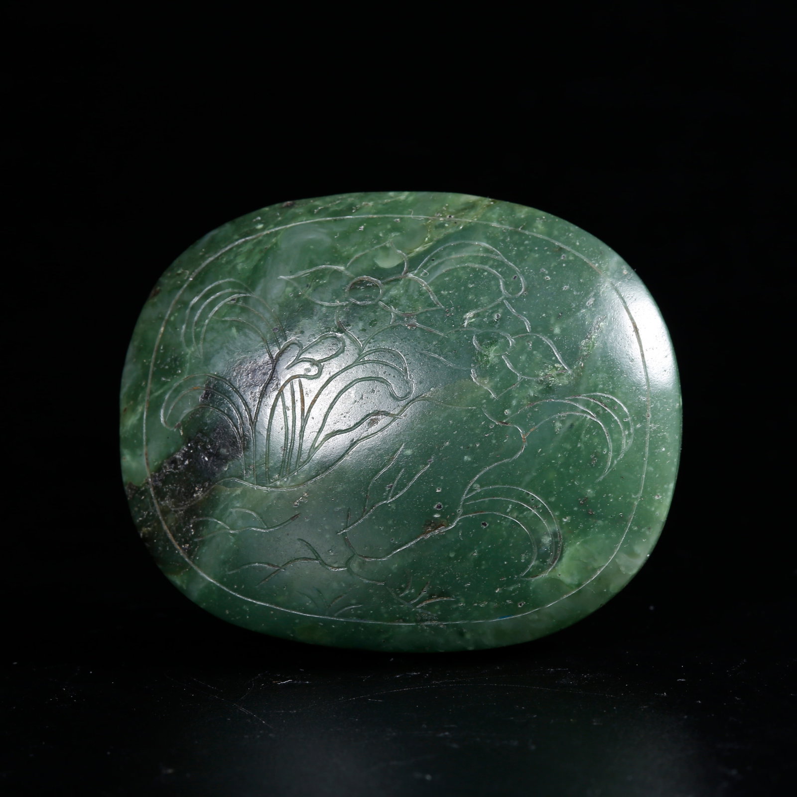 A HETIAN JASPER CARVED TURTLE SHELL ORNAMENT WITH FLORAL PATTERN: Hetian Jasper Carved Turtle Shell Ornament with Floral Pattern