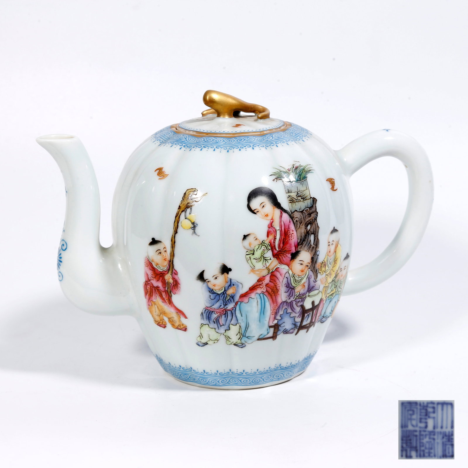 A FAMILLE-ROSE EWER WITH FIGURE NARRATIVE SCENES: Famille-Rose Ewer with Figure Narrative Scenes
