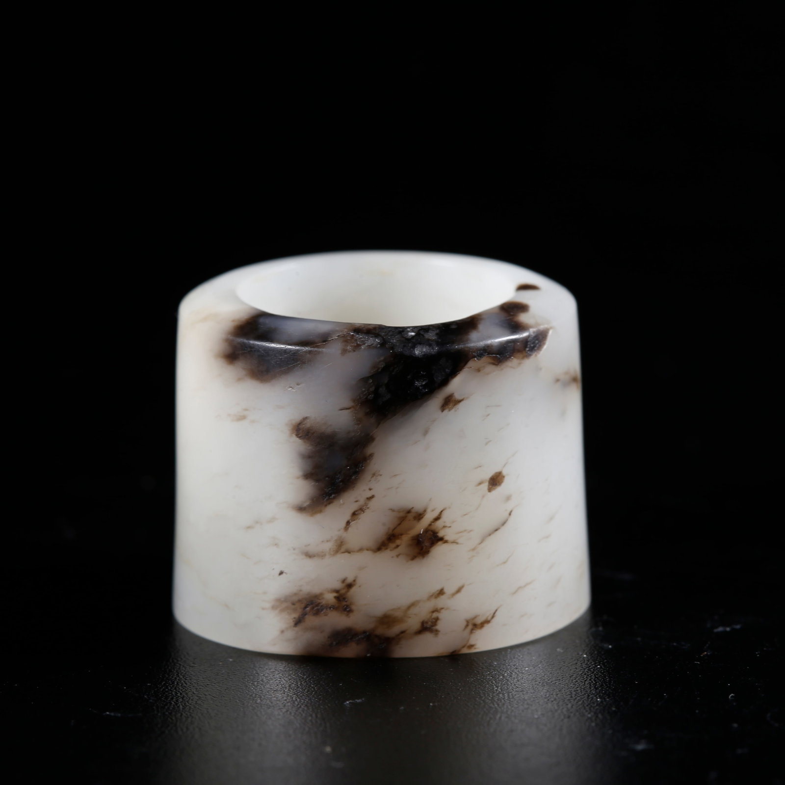 A HETIAN JADE CARVED THUMB RING: Hetian Jade Carved Thumb Ring