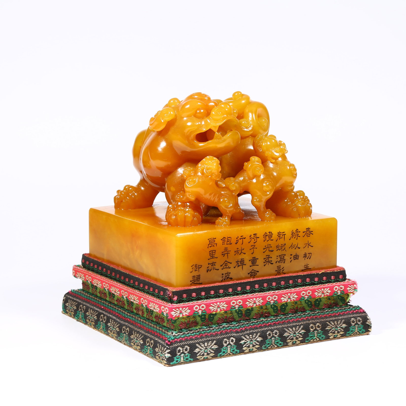 A LARGE SHOUSHAN TIANHUANG STONE SEAL WITH LION AND CUB KNOBS (1 of 8)