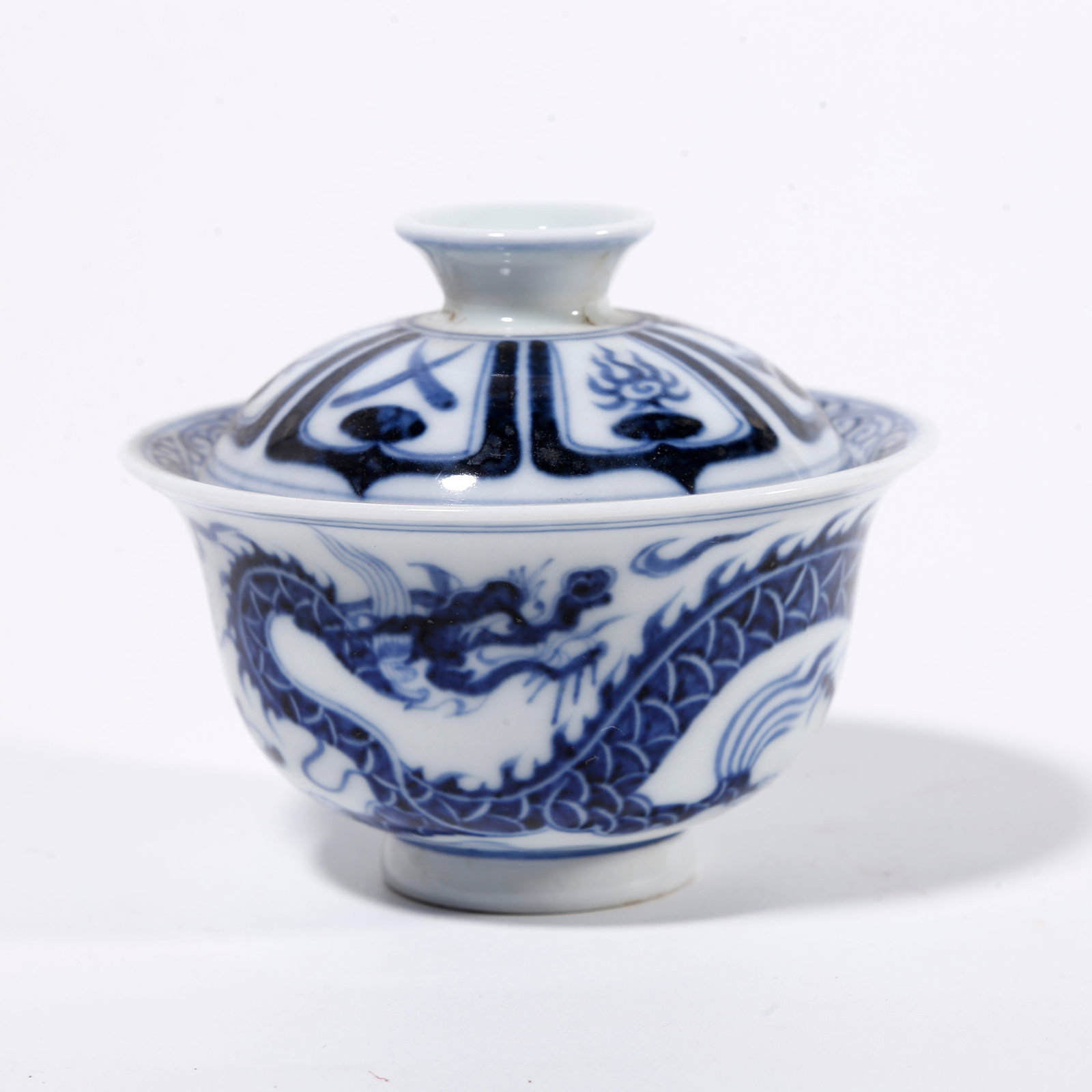 A BLUE AND WHITE LIDDED CUP WITH CLOUD AND DRAGON PATTERN: Blue and White Lidded Cup with Cloud and Dragon Pattern