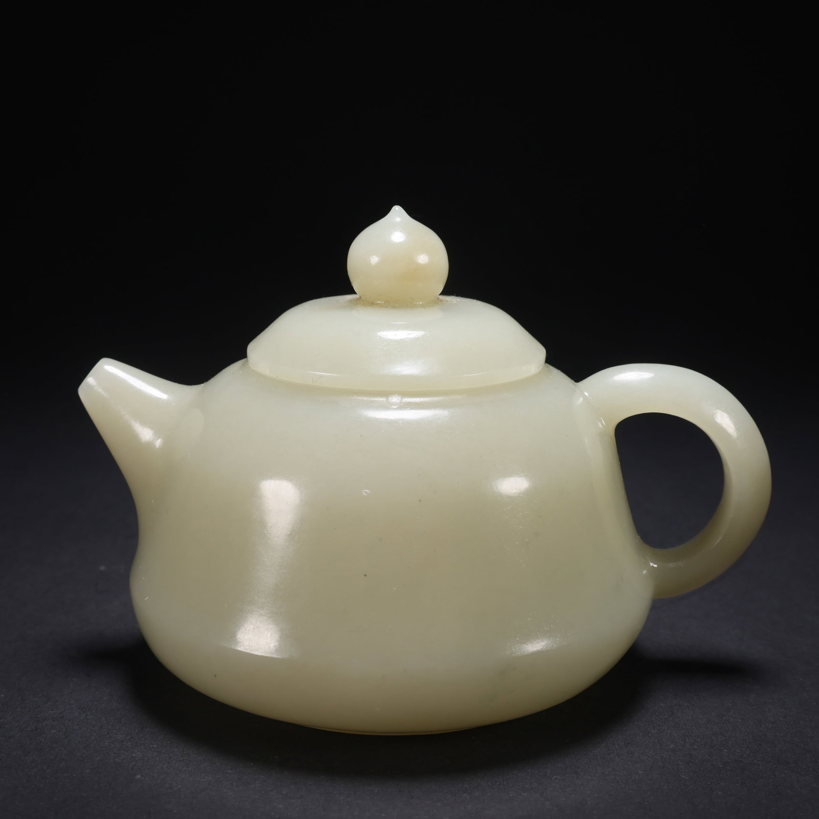 A HETIAN JADE WINE POT WITH POETRY INSCRIPTION ON BASE: Hetian Jade Wine Pot with Poetry Inscription on Base