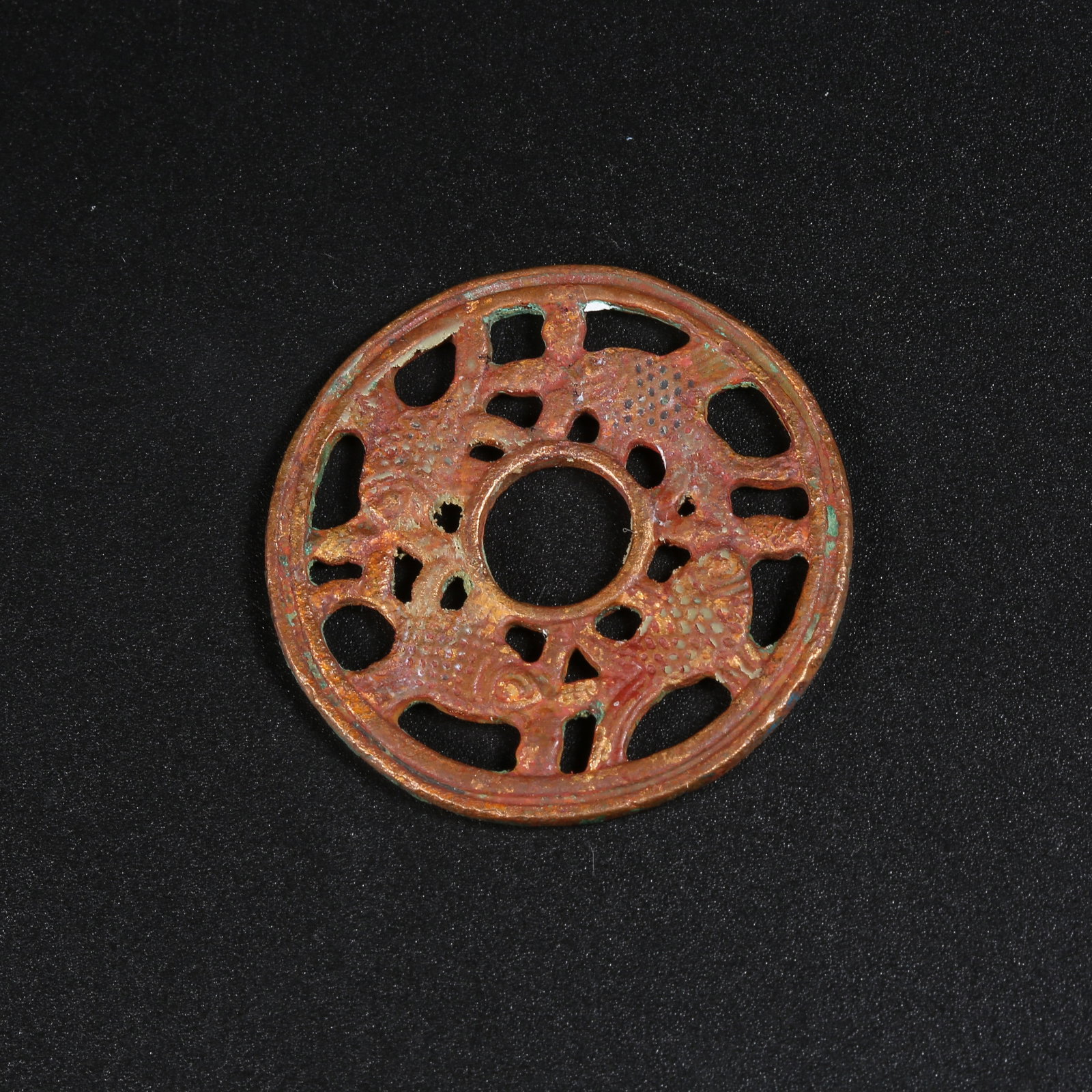 A BRONZE FOUR-FISH RING: Bronze Four-Fish Ring