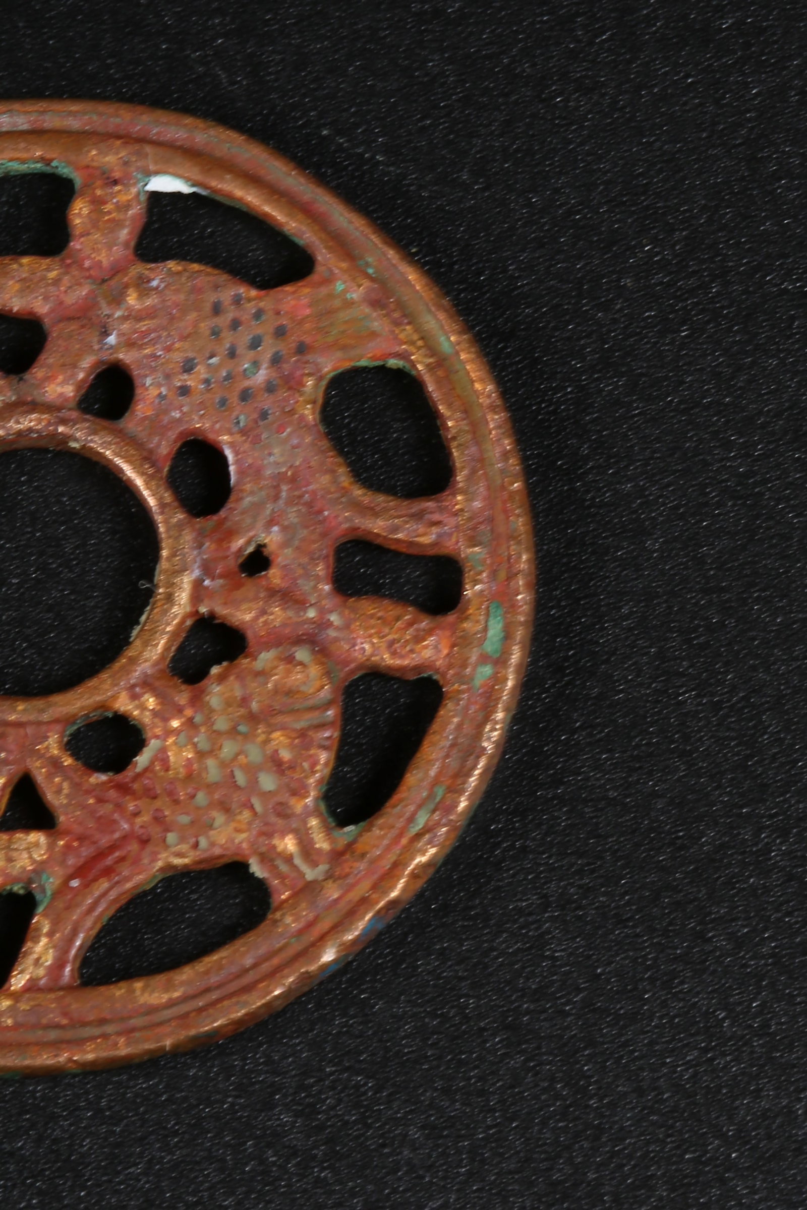 A BRONZE FOUR-FISH RING - 2