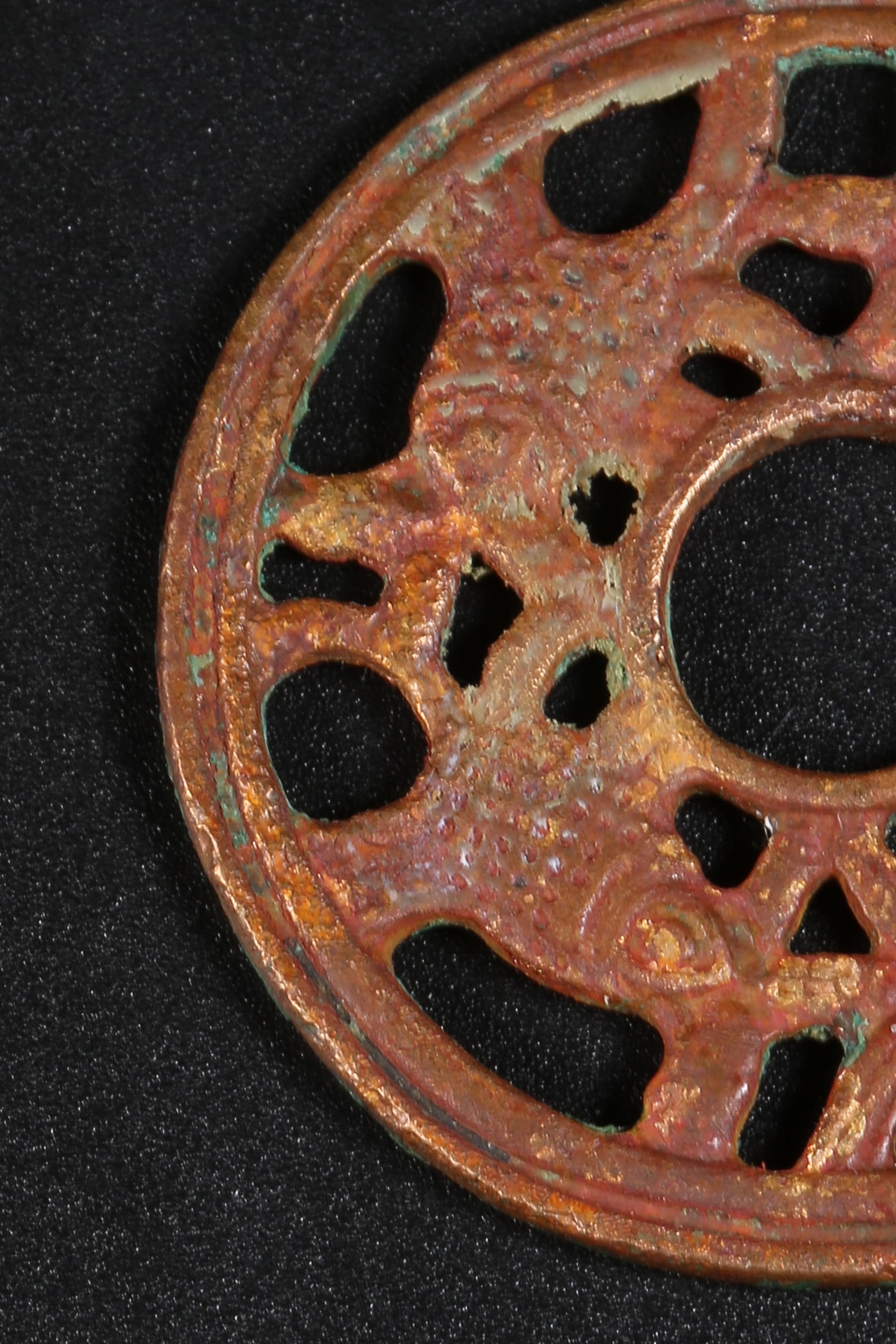 A BRONZE FOUR-FISH RING - 3