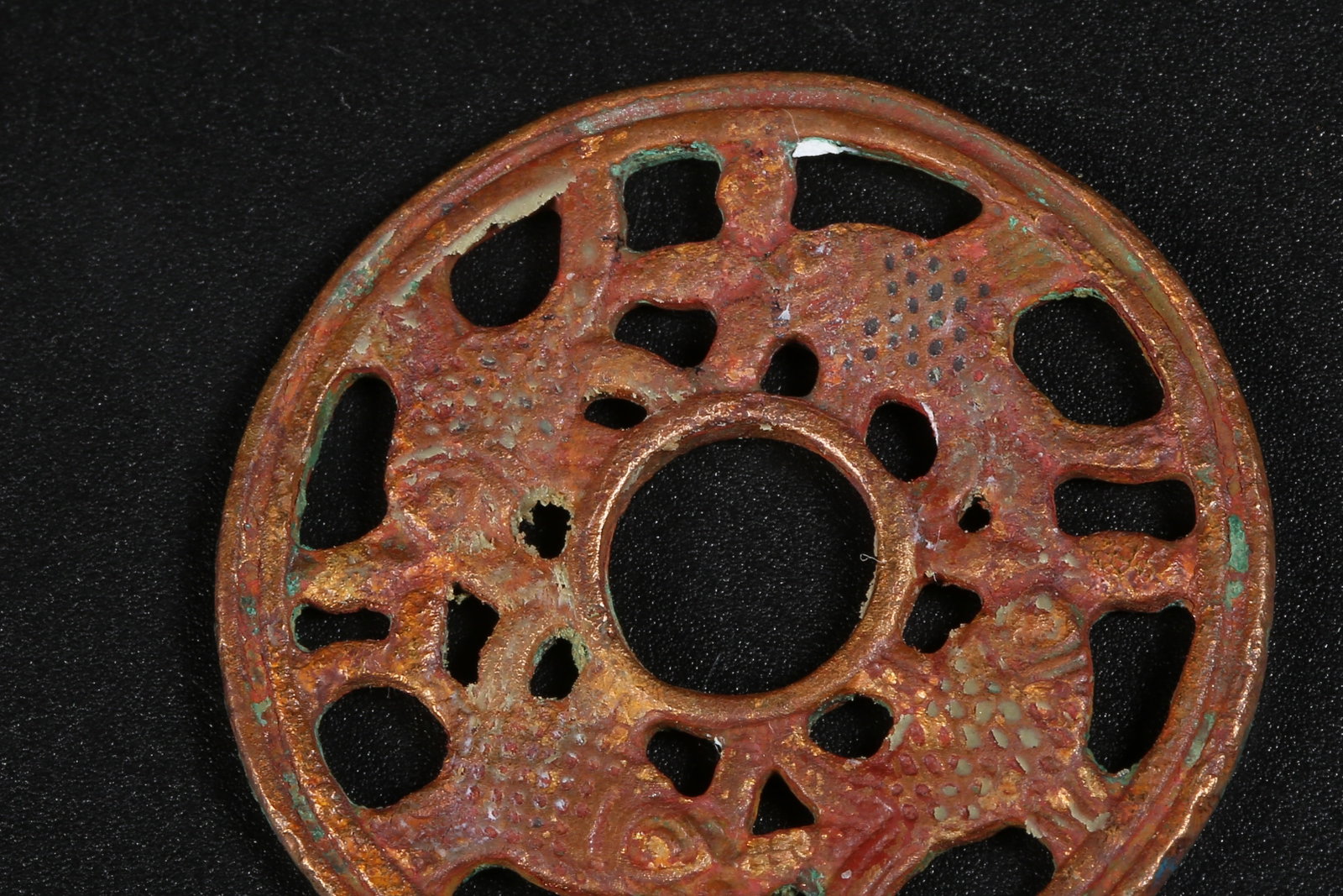 A BRONZE FOUR-FISH RING - 5