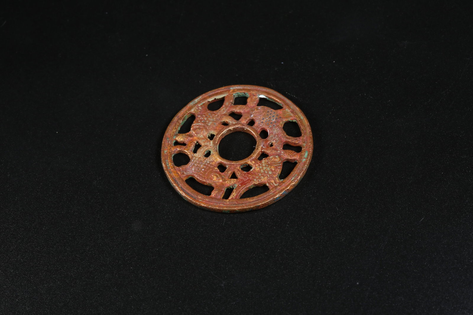 A BRONZE FOUR-FISH RING - 6