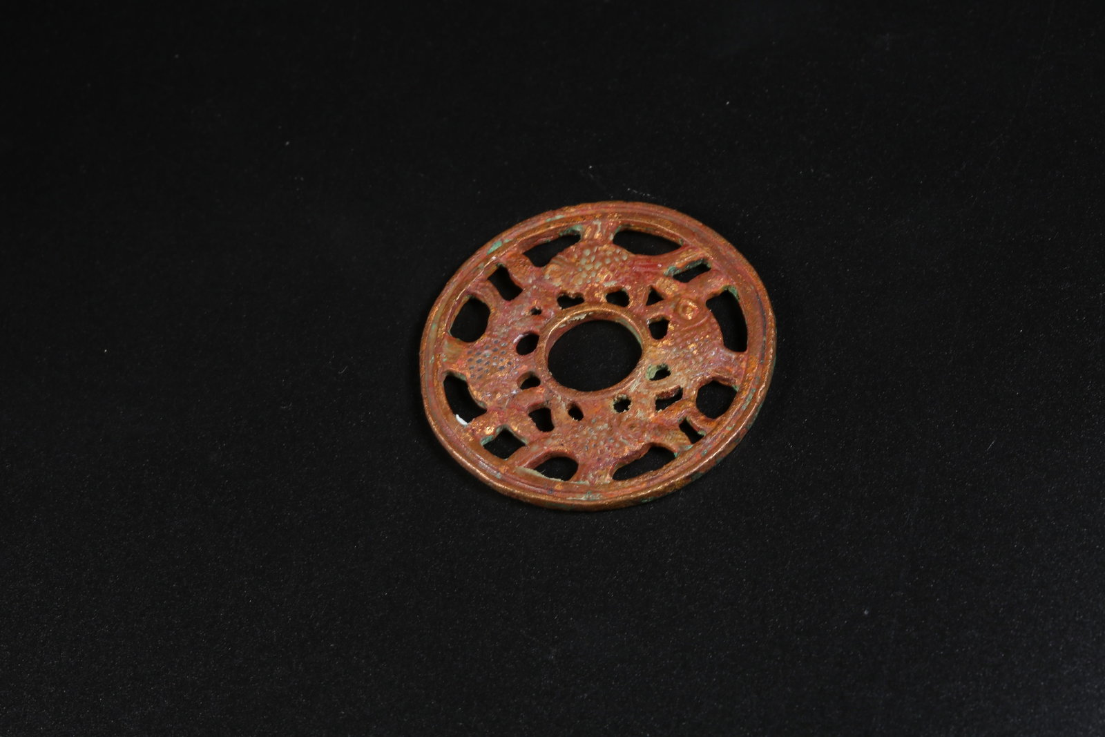 A BRONZE FOUR-FISH RING - 7
