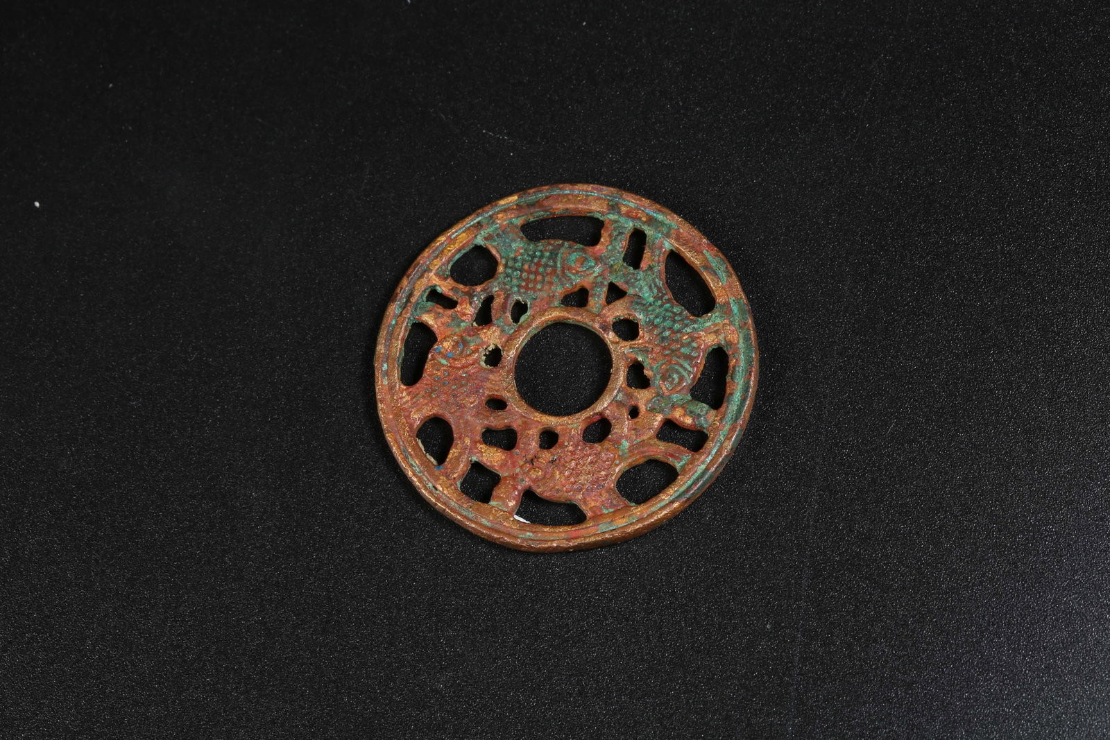 A BRONZE FOUR-FISH RING - 8