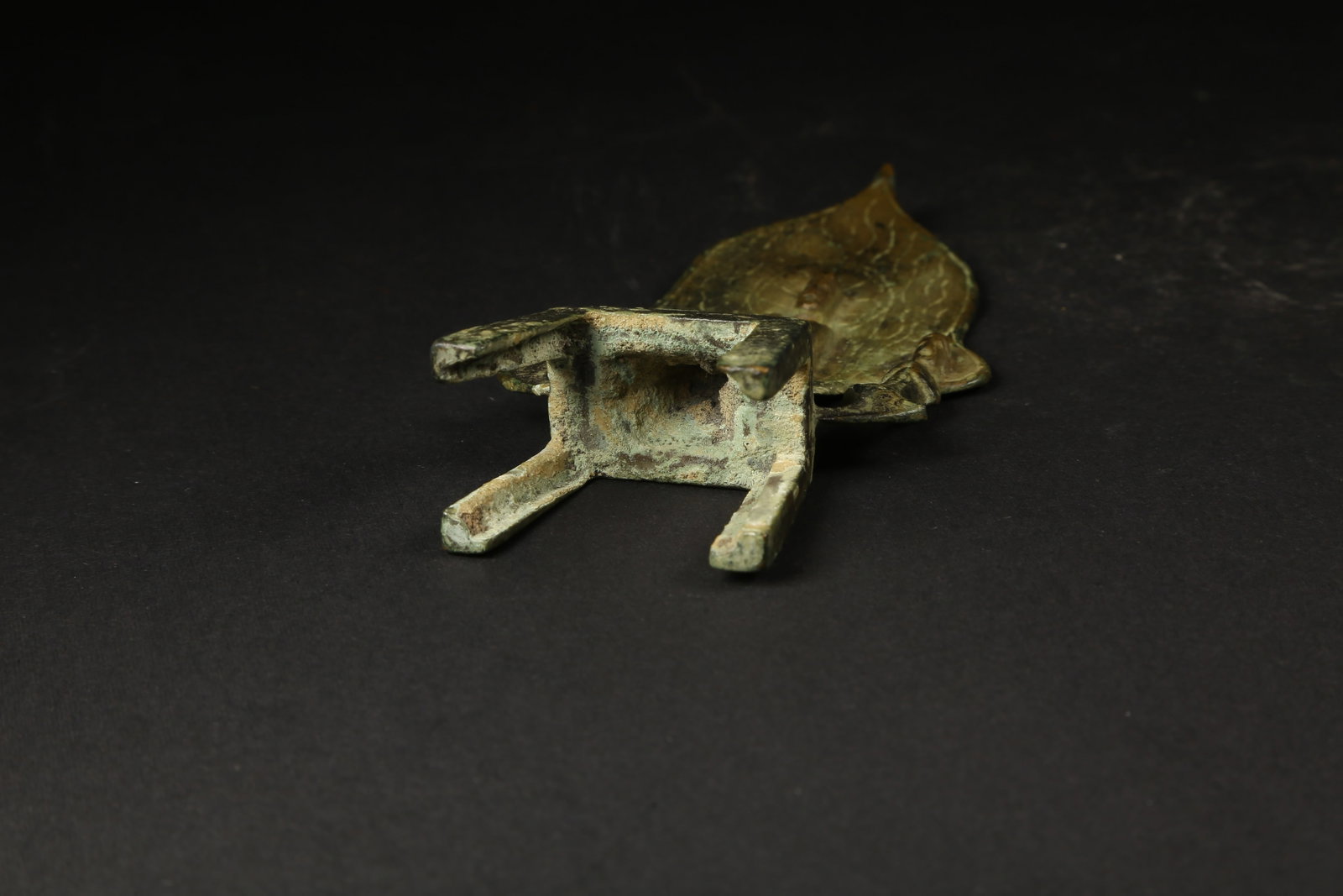 A BRONZE PANEL BUDDHA LAMP STATUE - 8