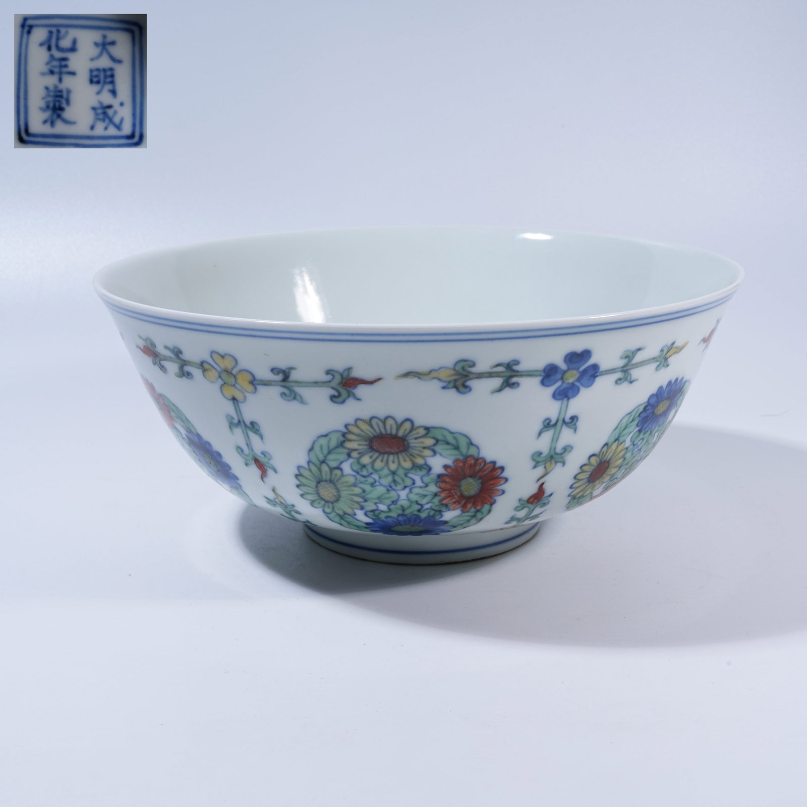 A DOUCAI LARGE BOWL WITH MEDALLION FLORAL MOTIFS (1 of 10)