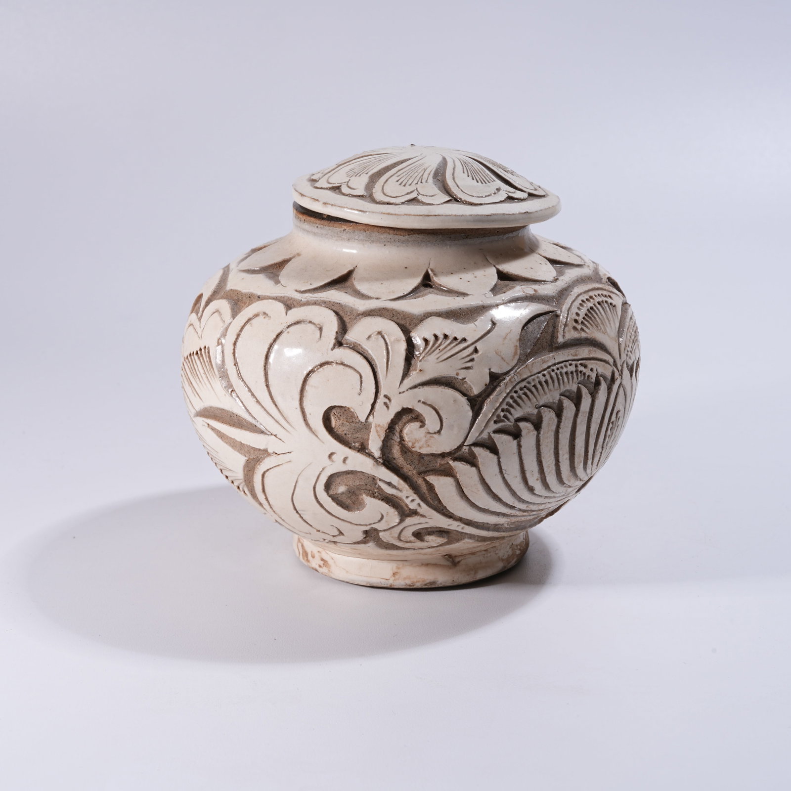 A WHITE-GLAZED INCISED COVERED JAR (1 of 9)