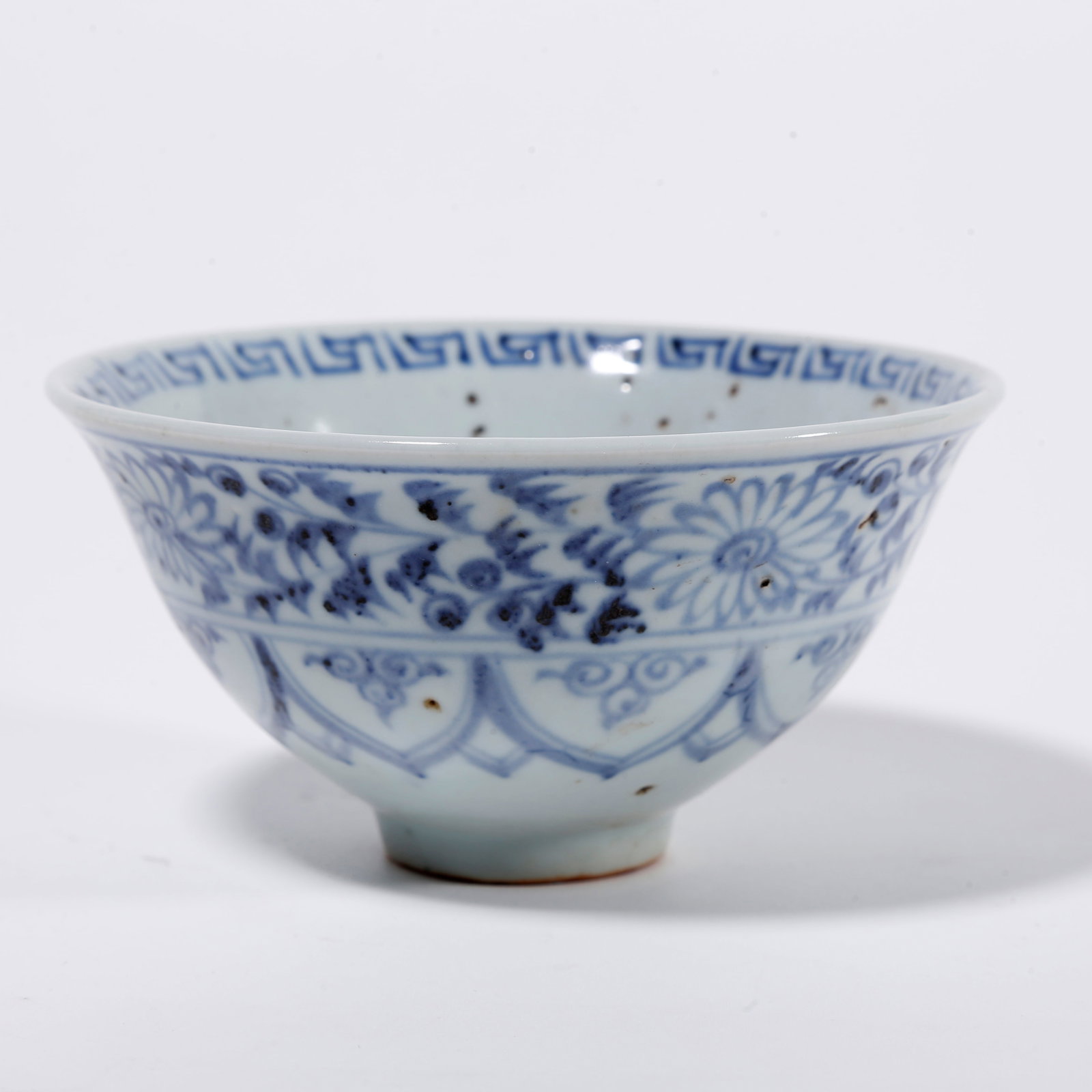 A BLUE AND WHITE BOWL WITH INTERLOCKING FLORAL PATTERN (1 of 9)