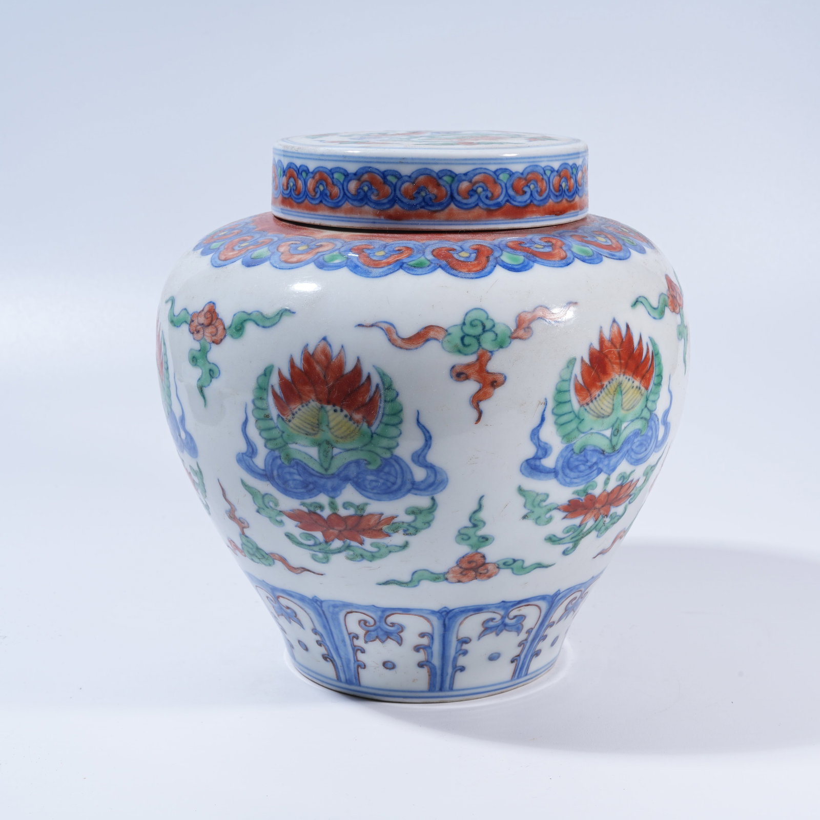 A DOUCAI JAR WITH FLORAL MOTIFS: Doucai Jar with Floral Motifs