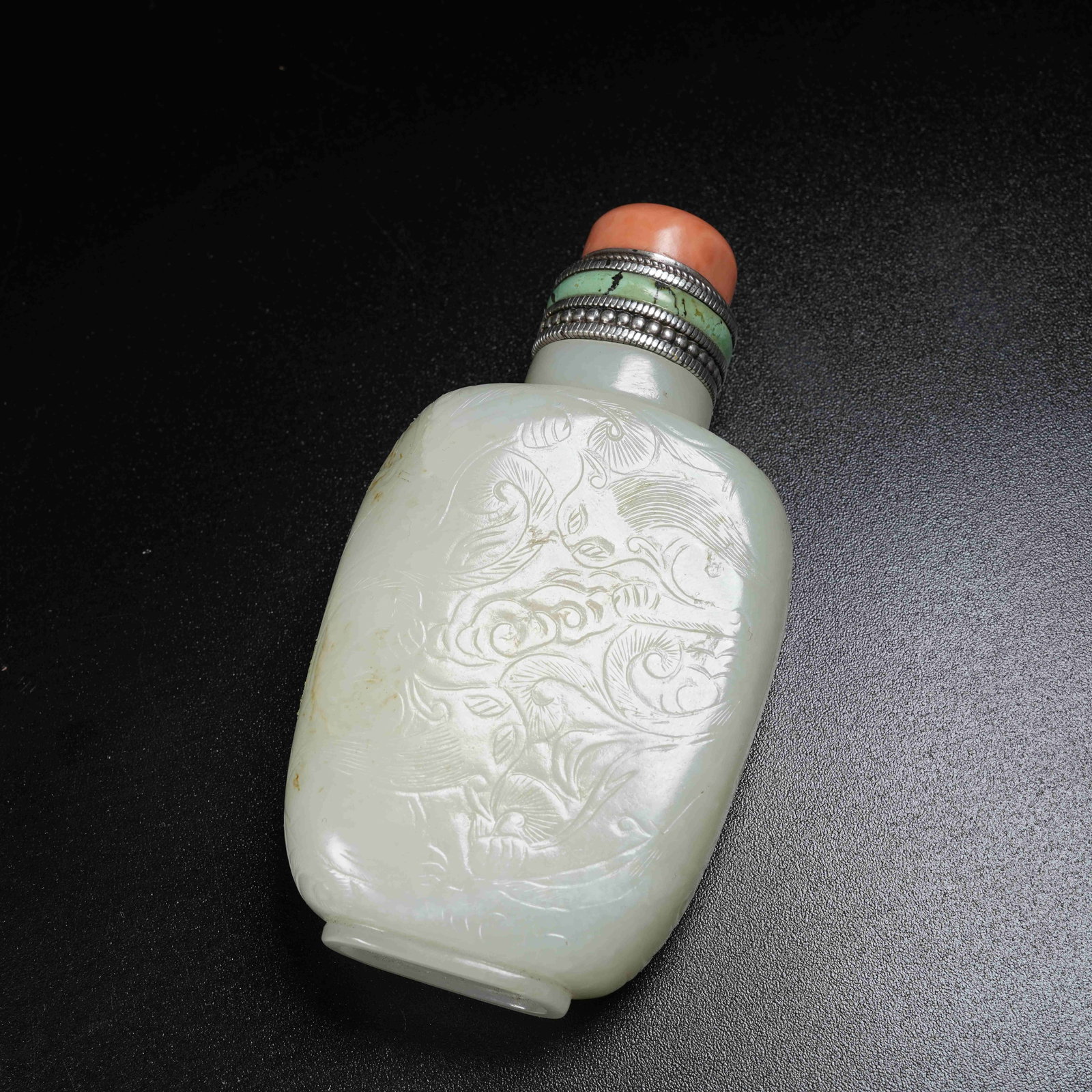 A HOTAN JADE SNUFF BOTTLE WITH INTERWOVEN FLOWER AND CHILONG PATTERN: Hotan Jade Snuff Bottle with Interwoven Flower and Chilong Pattern