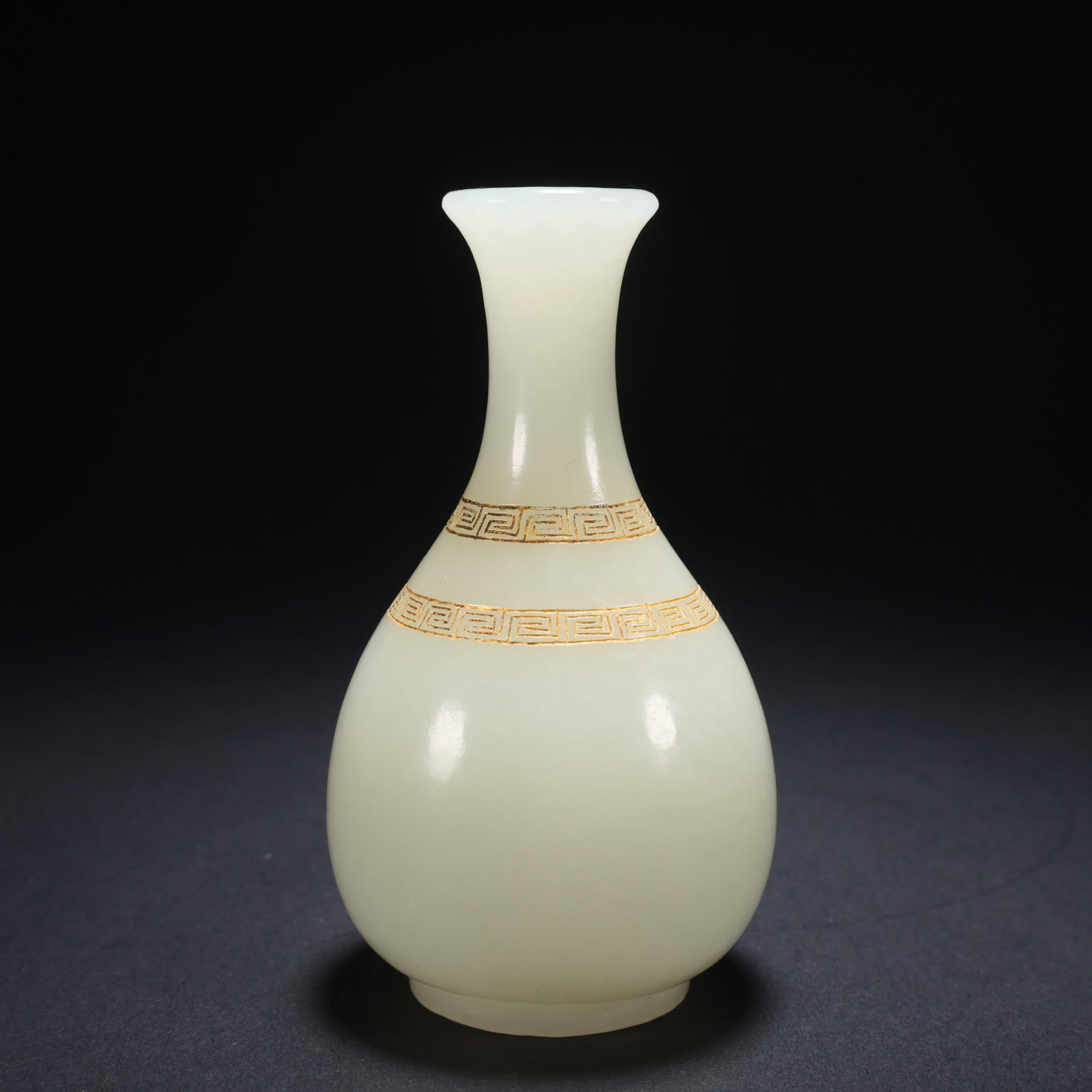 A HETIAN JADE GILT-DECORATED HUI-PATTERN JADE HU SPRING BOTTLE (1 of 9)