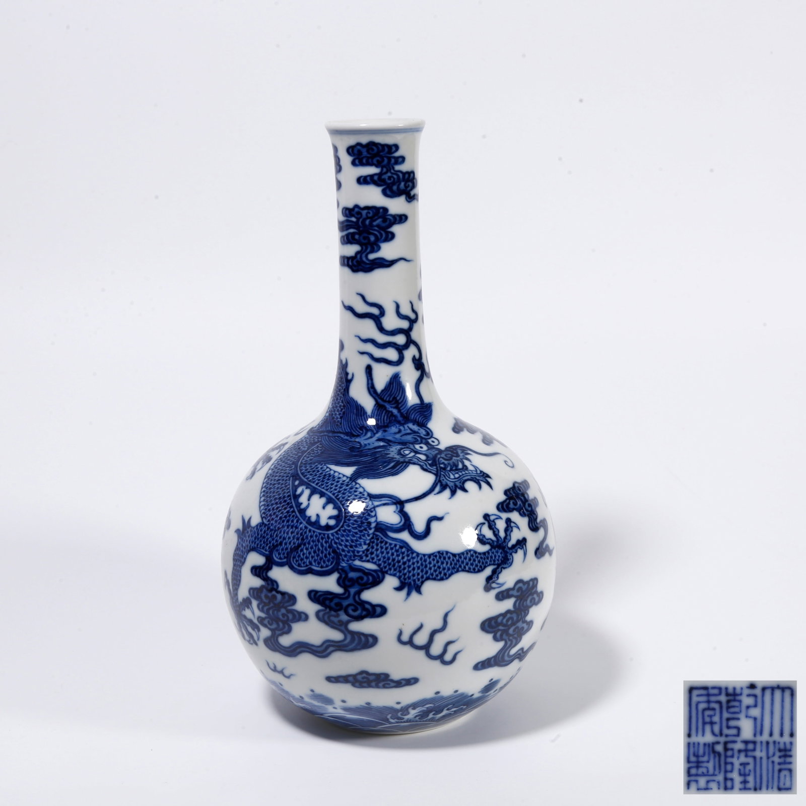 A BLUE AND WHITE GLOBULAR VASE WITH DRAGON PATTERN (1 of 9)
