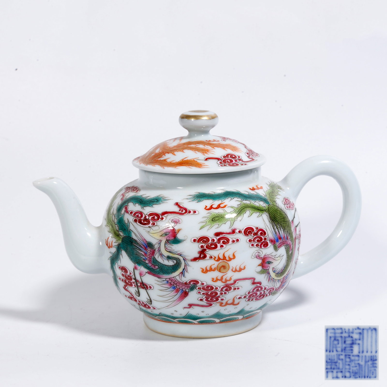 A FAMILLE-ROSE PHOENIX-MOTIF EWER: Famille-Rose Phoenix-Motif Ewer