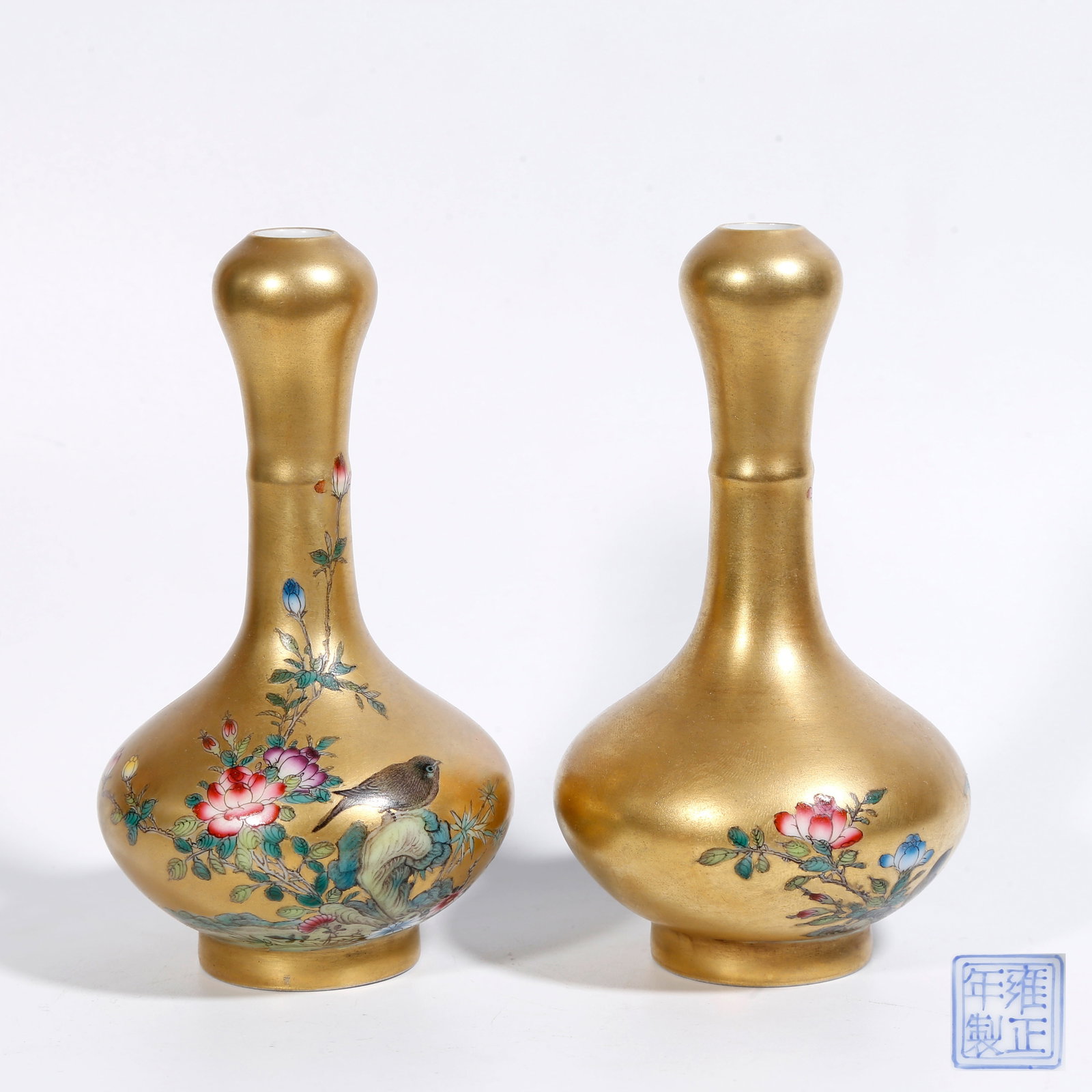 A GILT-GROUND GARLIC-NECK VASES WITH ROCK, FLOWER, AND BIRD MOTIFS (PAIR): Gilt-Ground Garlic-Neck Vases with Rock, Flower, and Bird Motifs (Pair)