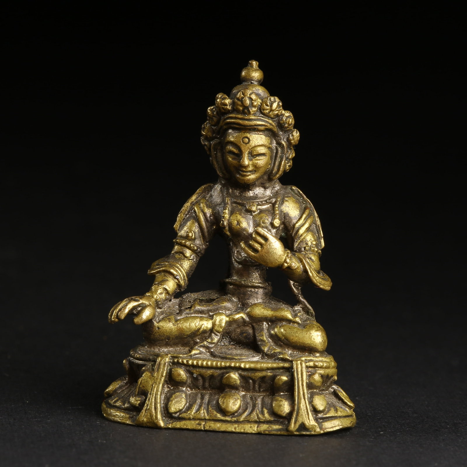 A BRONZE TARA STATUE (1 of 8)