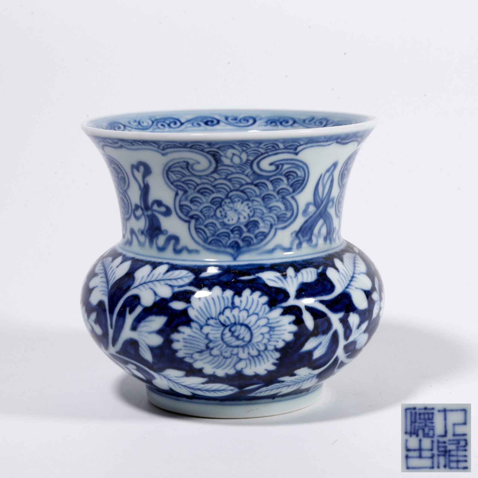 A BLUE AND WHITE WASTE VESSEL WITH INTERLOCKING FLORAL PATTERN (1 of 9)