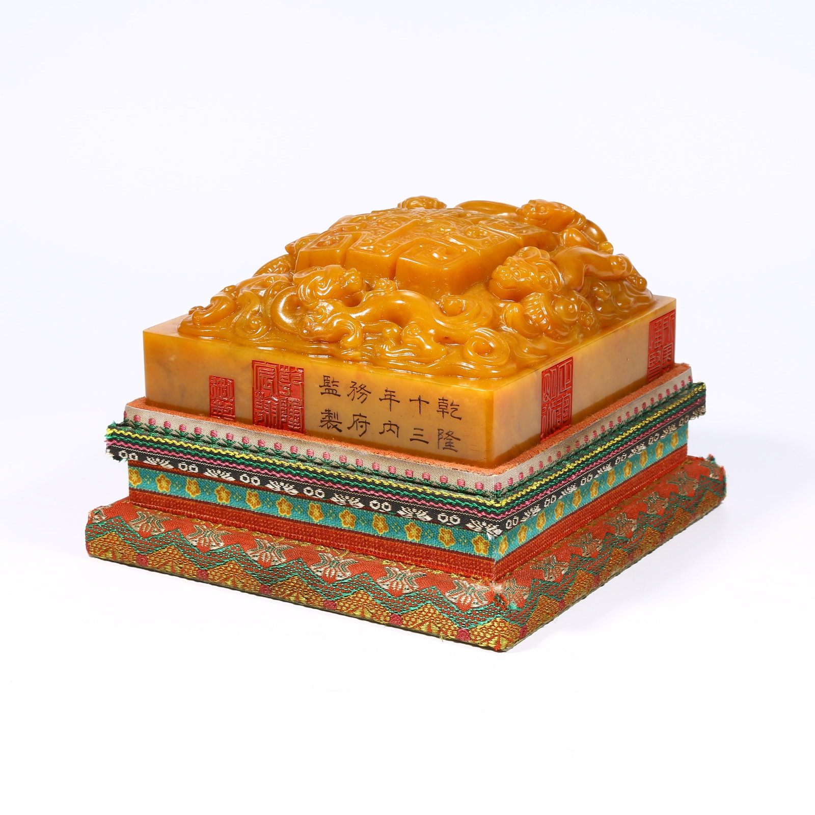 A LARGE SHOUSHAN TIANHUANG STONE SEAL WITH CHI DRAGON PATTERN: Large Shoushan Tianhuang stone seal with chi dragon pattern