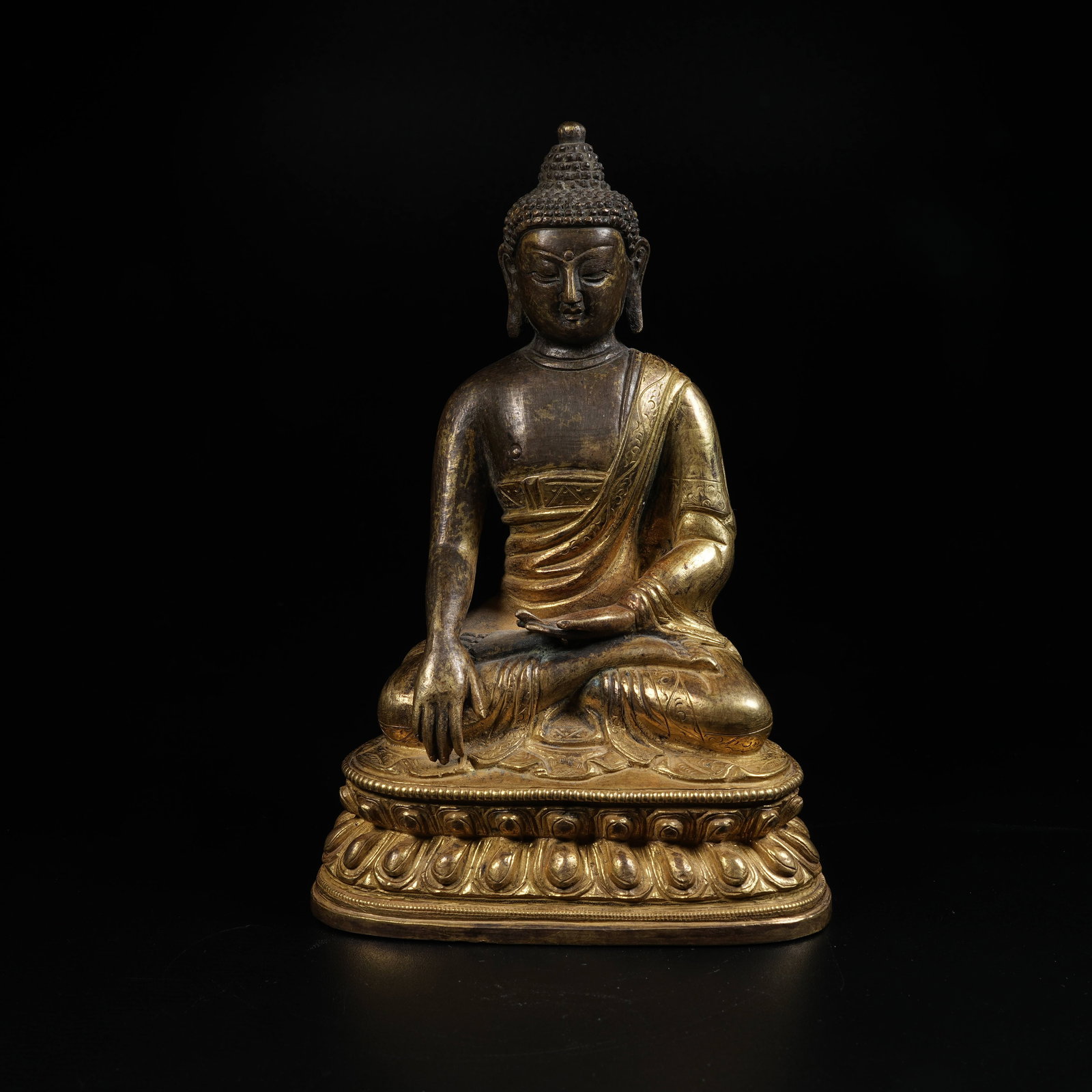 A GILT BRONZE STATUE OF SAKYAMUNI (1 of 9)