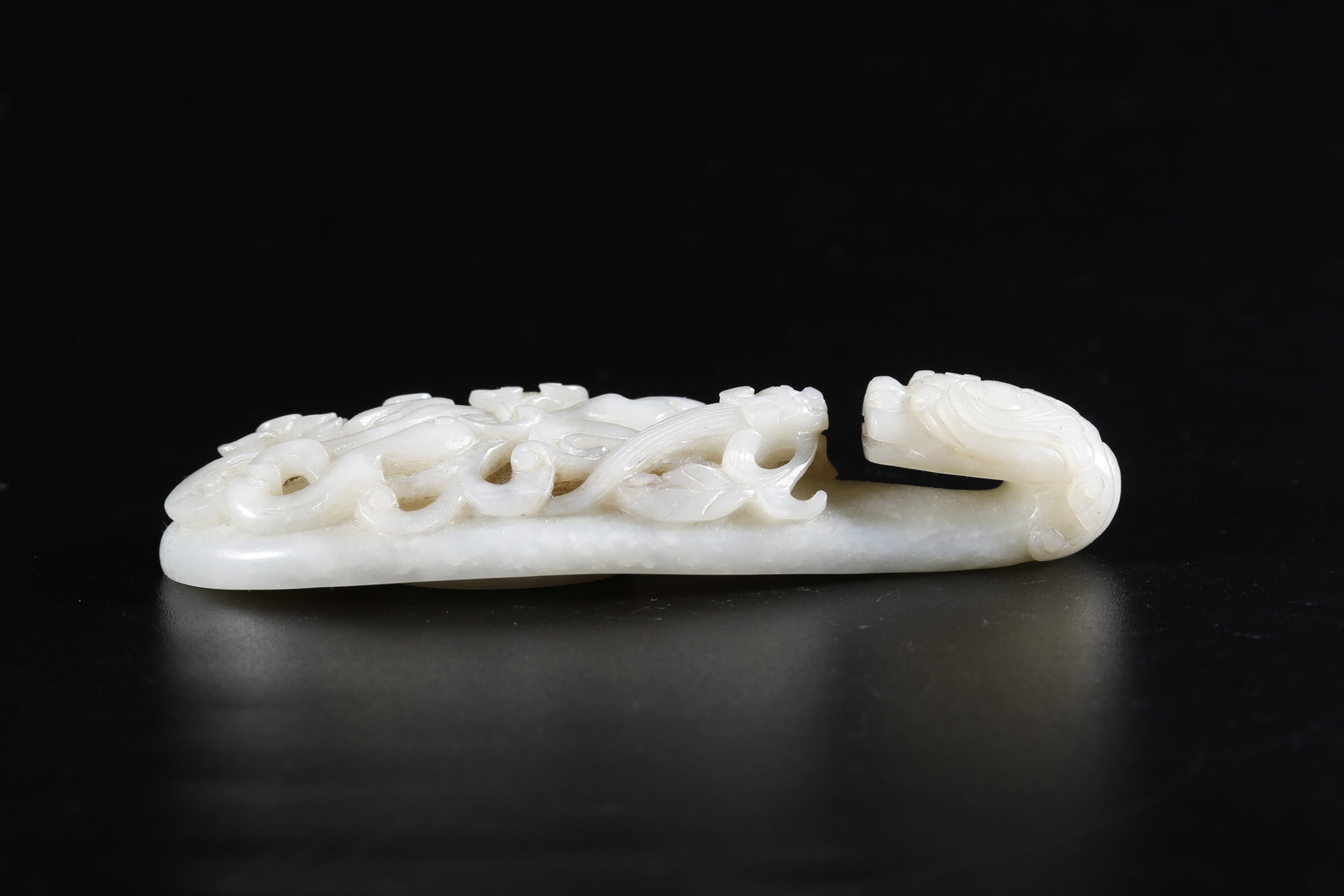 A HETIAN JADE CARVED DRAGON-SHAPED BELT HOOK: Hetian Jade Carved Dragon-shaped Belt Hook