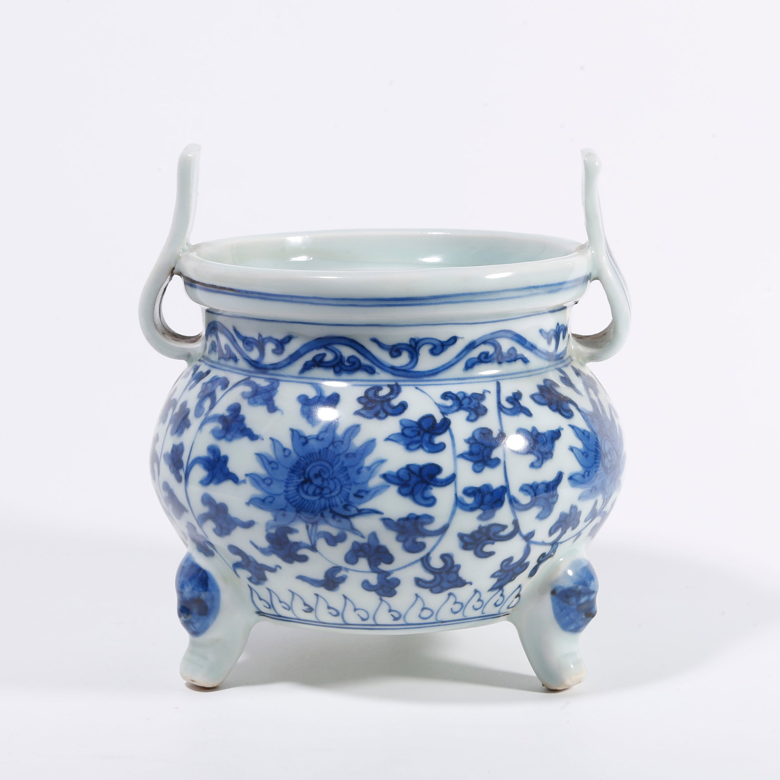A BLUE AND WHITE TRIPOD CENSER WITH INTERLOCKING FLORAL PATTERN: Blue and White Tripod Censer with Interlocking Floral Pattern