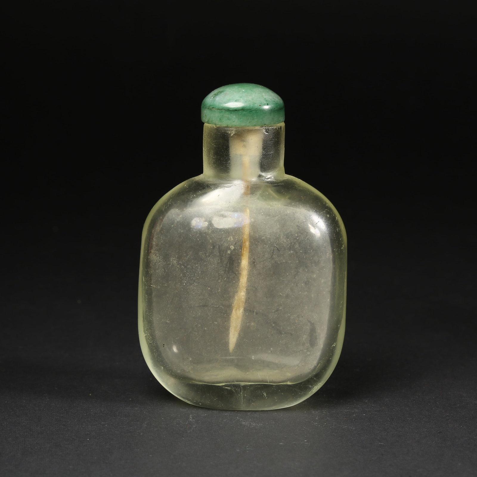 A GLASS SNUFF BOTTLE: Glass Snuff Bottle