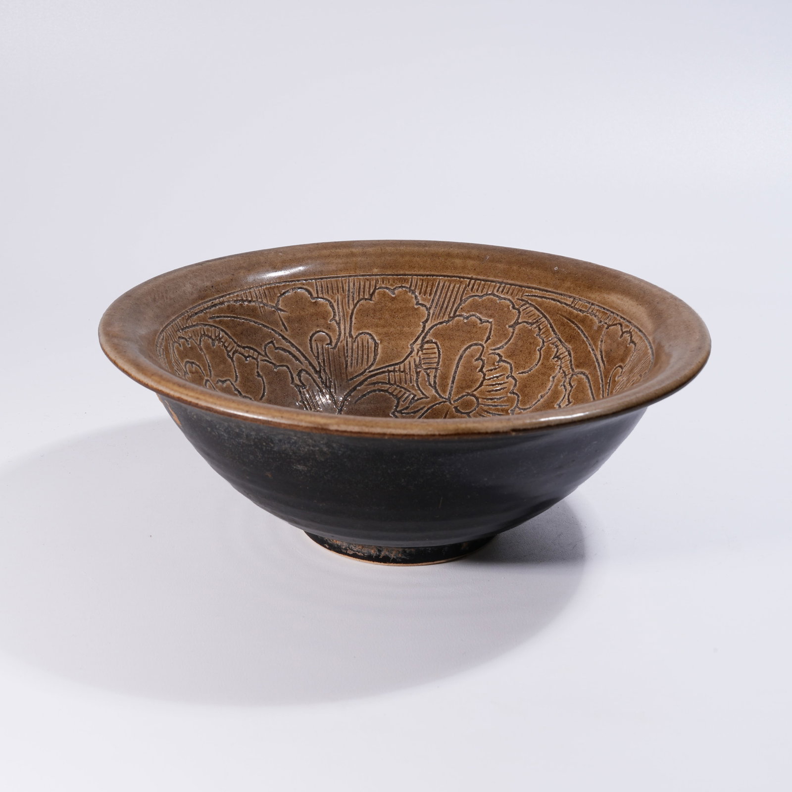 A CIZHOU KILN INCISED FLORAL BOWL (1 of 9)