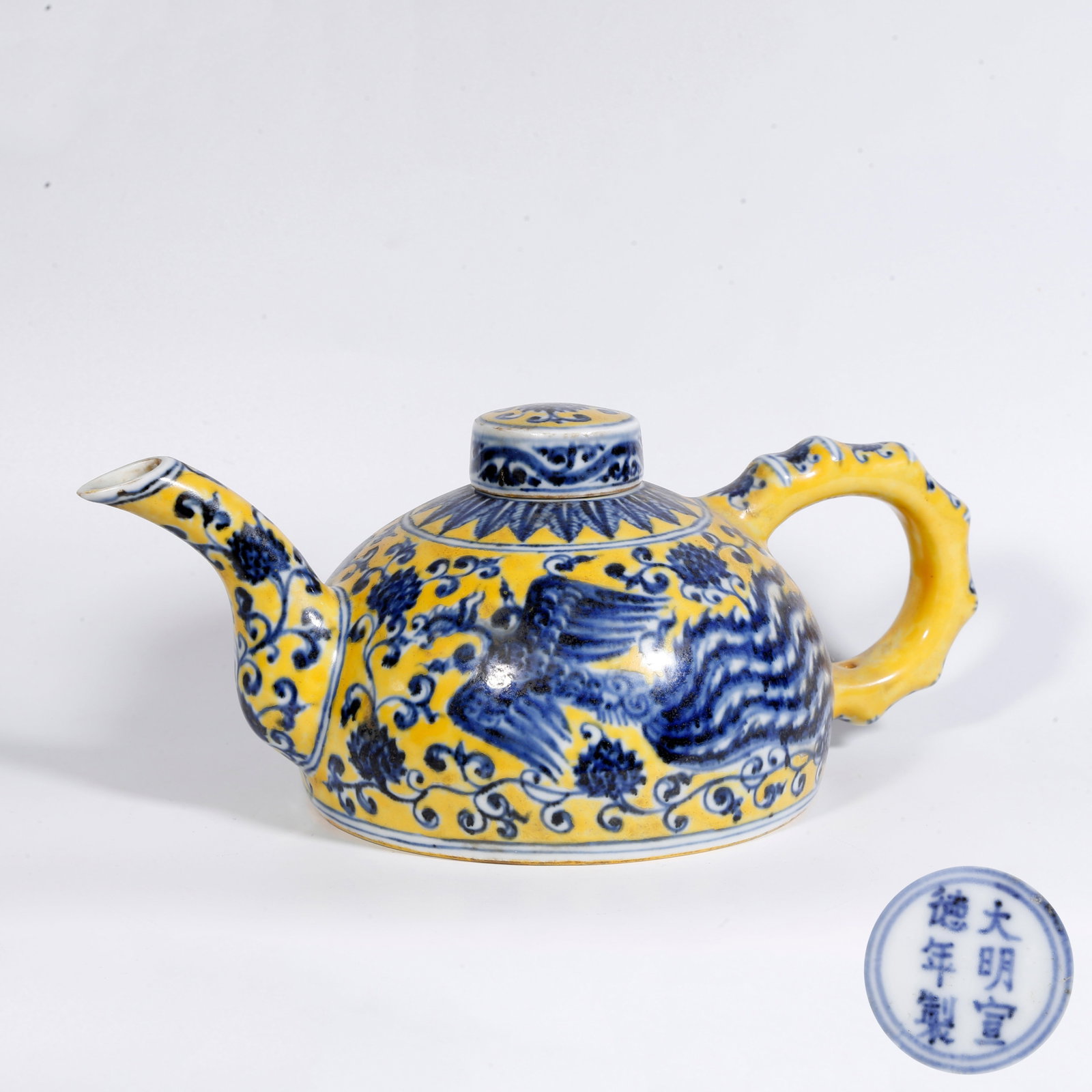 A YELLOW-GROUND BLUE-AND-WHITE EWER WITH PHOENIX AMONG FLOWERS MOTIF (1 of 11)