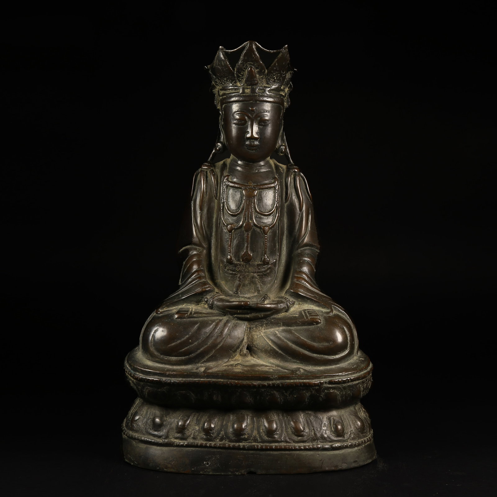 A BRONZE AVALOKITESHVARA BODHISATTVA STATUE: Bronze Avalokiteshvara Bodhisattva Statue
