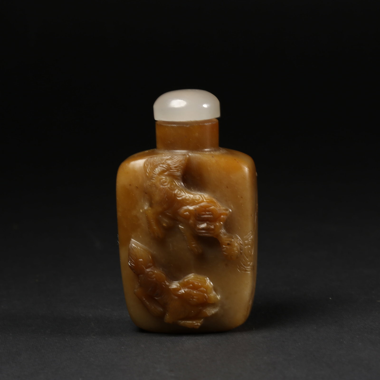 A AGATE SNUFF BOTTLE WITH LION AND ROLLING BALL PATTERN (1 of 9)