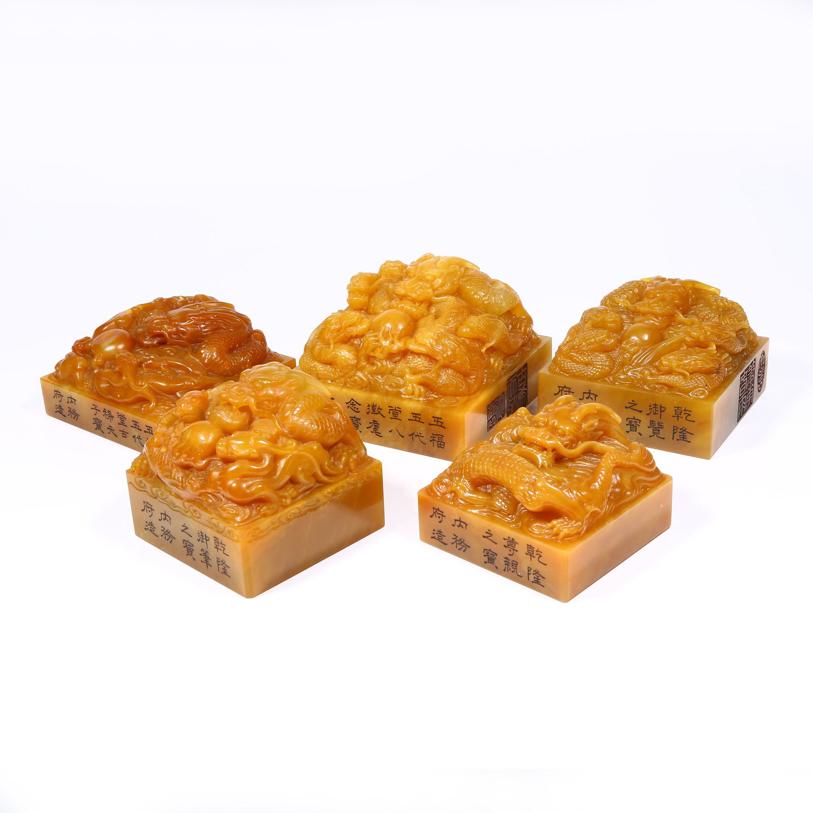 A SET OF SHOUSHAN TIANHUANG STONE SEALS WITH DRAGON KNOBS: Set of Shoushan Tianhuang stone seals with dragon knobs