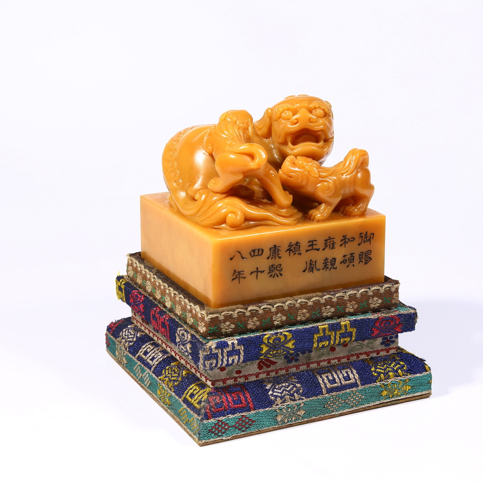 A SHOUSHAN TIANHUANG STONE SEAL WITH LION AND CUB KNOBS (1 of 8)