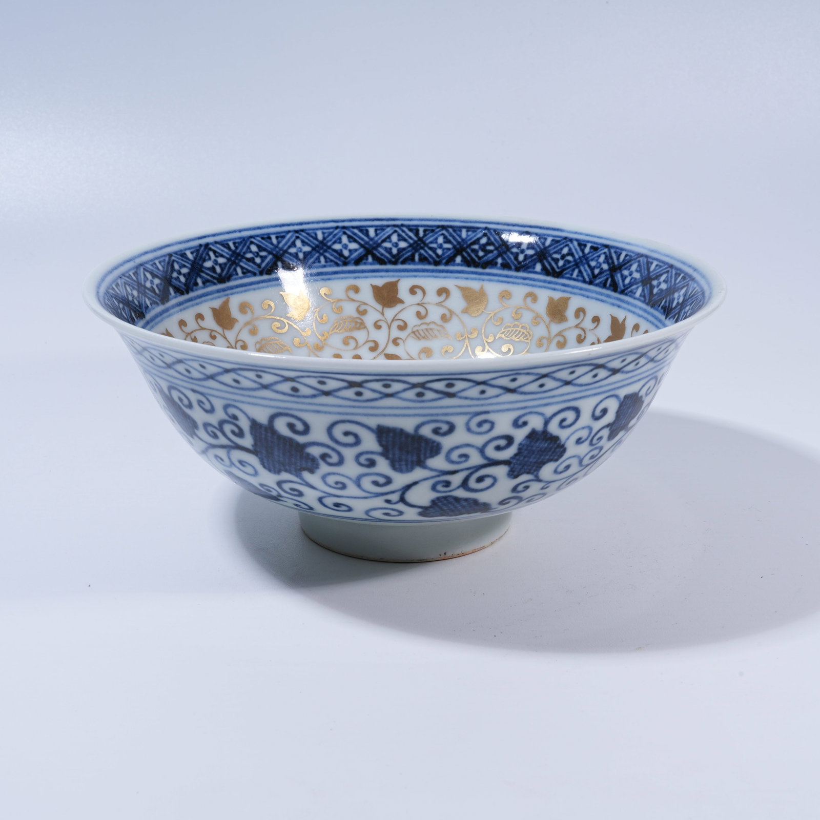 A BLUE-AND-WHITE GILT-DECORATED BOWL WITH FLORAL MOTIFS (1 of 9)